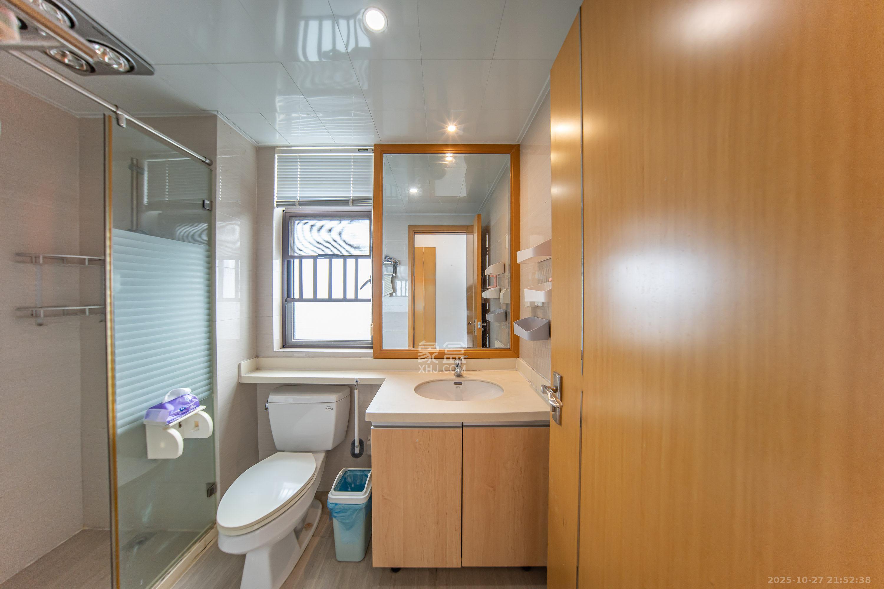 中海国际四期  3室2厅2卫    90.0万卫生间