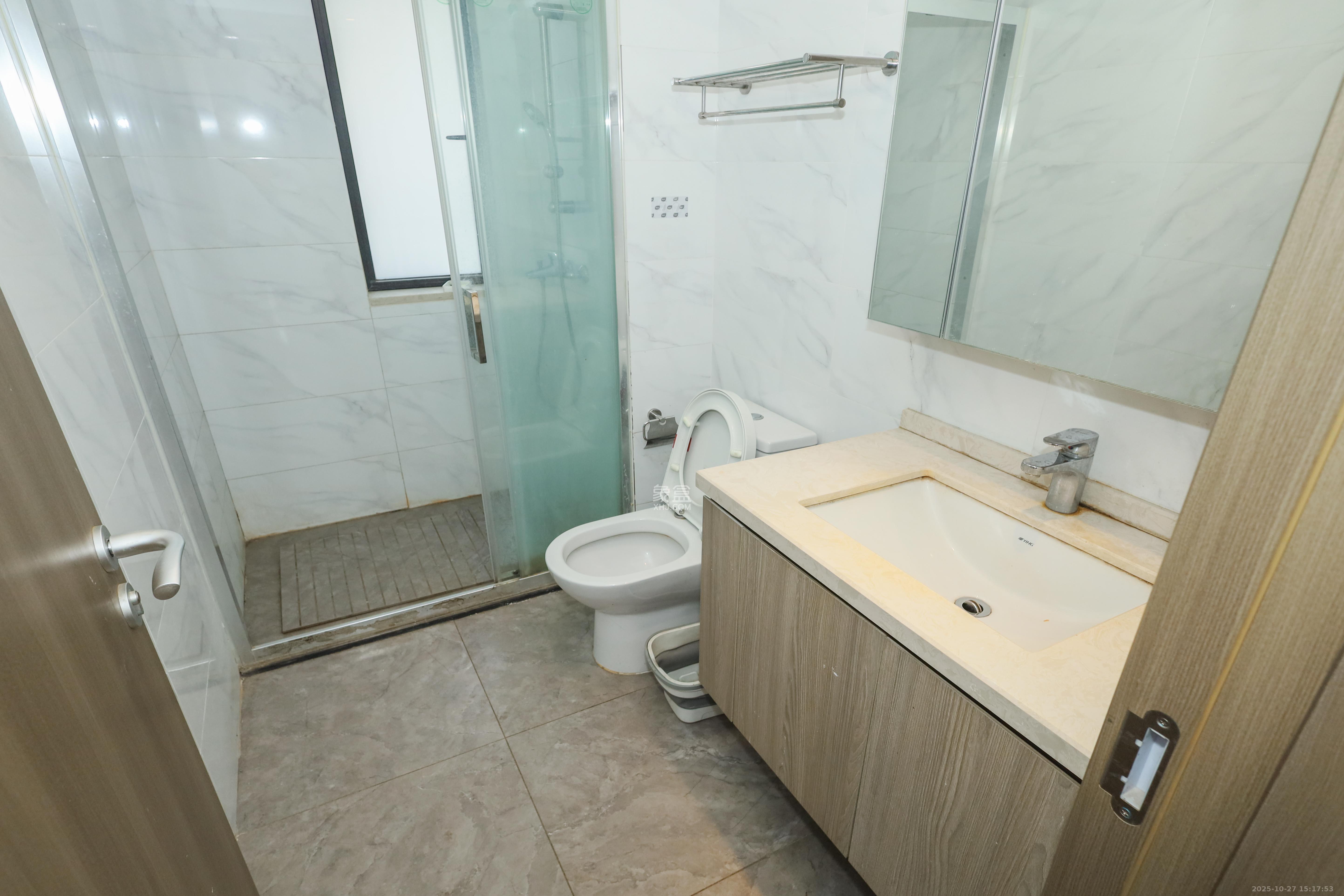 越秀亲爱里 4室2厅2卫 140.0万 越秀亲爱里 4室2厅2卫 140.0万卫生间