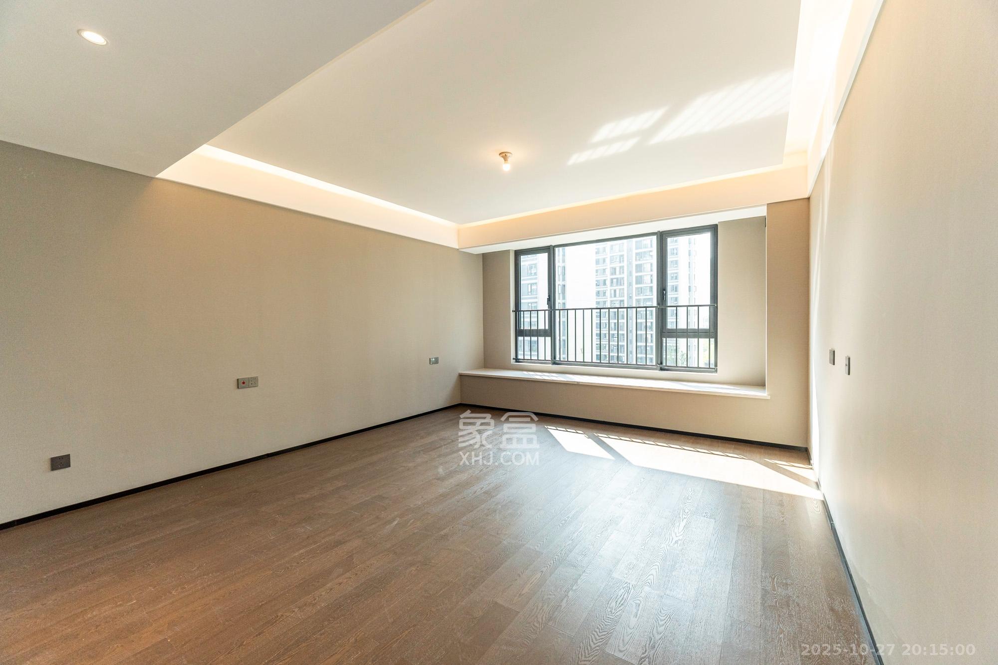 万科松湖天地  4室2厅3卫    465.0万 万科松湖天地  4室2厅3卫    465.0万卧室