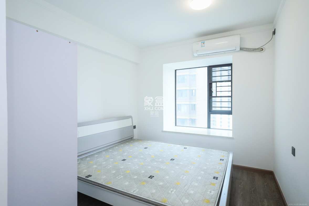 招商华发依云曦城 4室2厅2卫 168.0万 招商华发依云曦城 4室2厅2卫 168.0万卧室