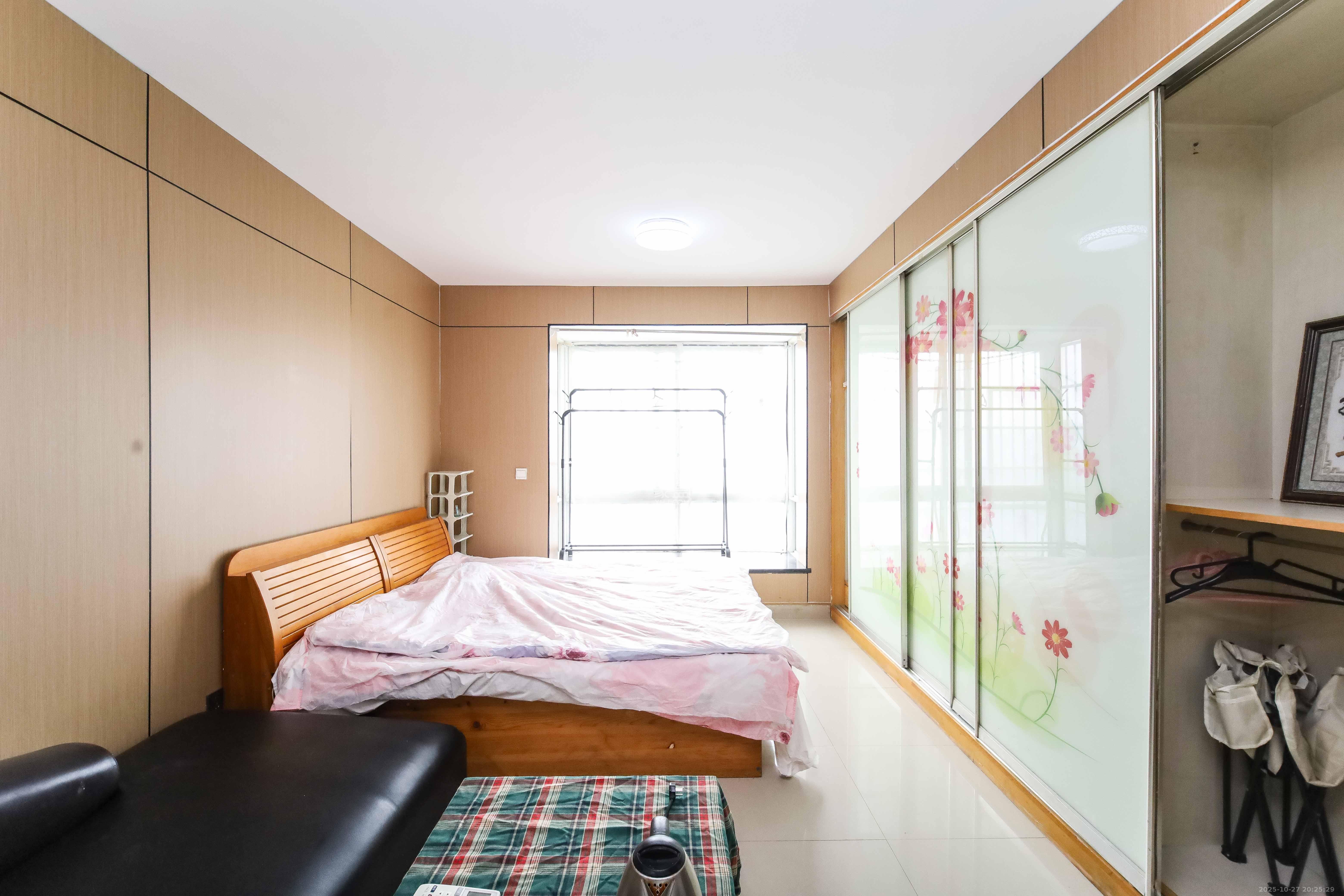 旭日东升 1室1厅1卫 32.5万 旭日东升 1室1厅1卫 32.5万客厅