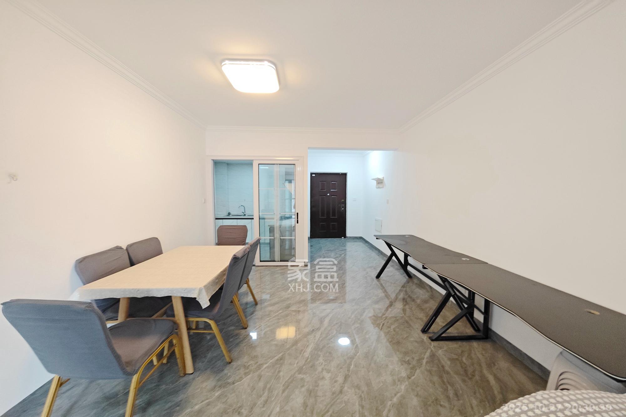 保利大都汇四期  3室2厅1卫    129.0万 保利大都汇四期  3室2厅1卫    129.0万客厅