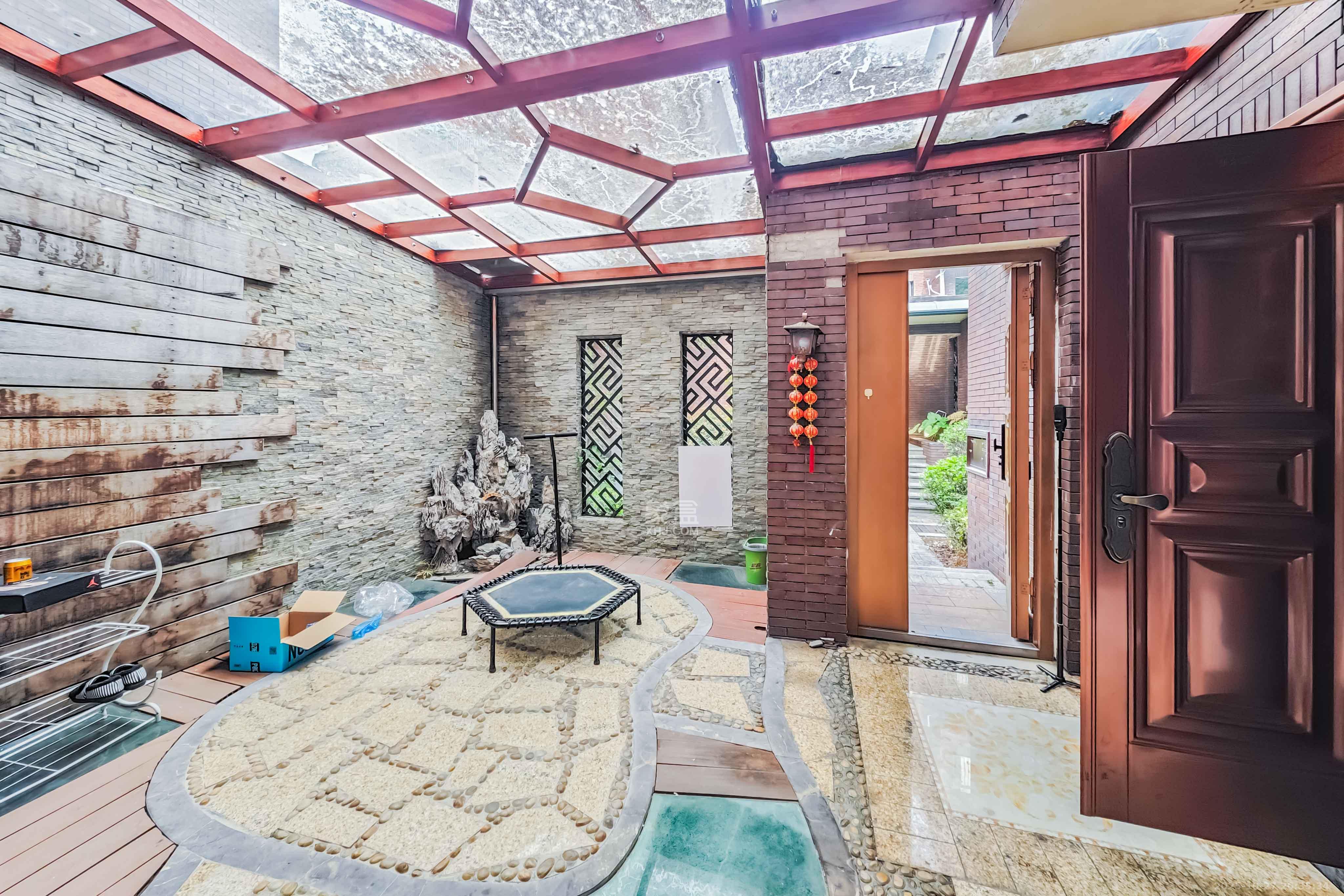 万科金域华府三四期  5室2厅4卫    308.0万其他