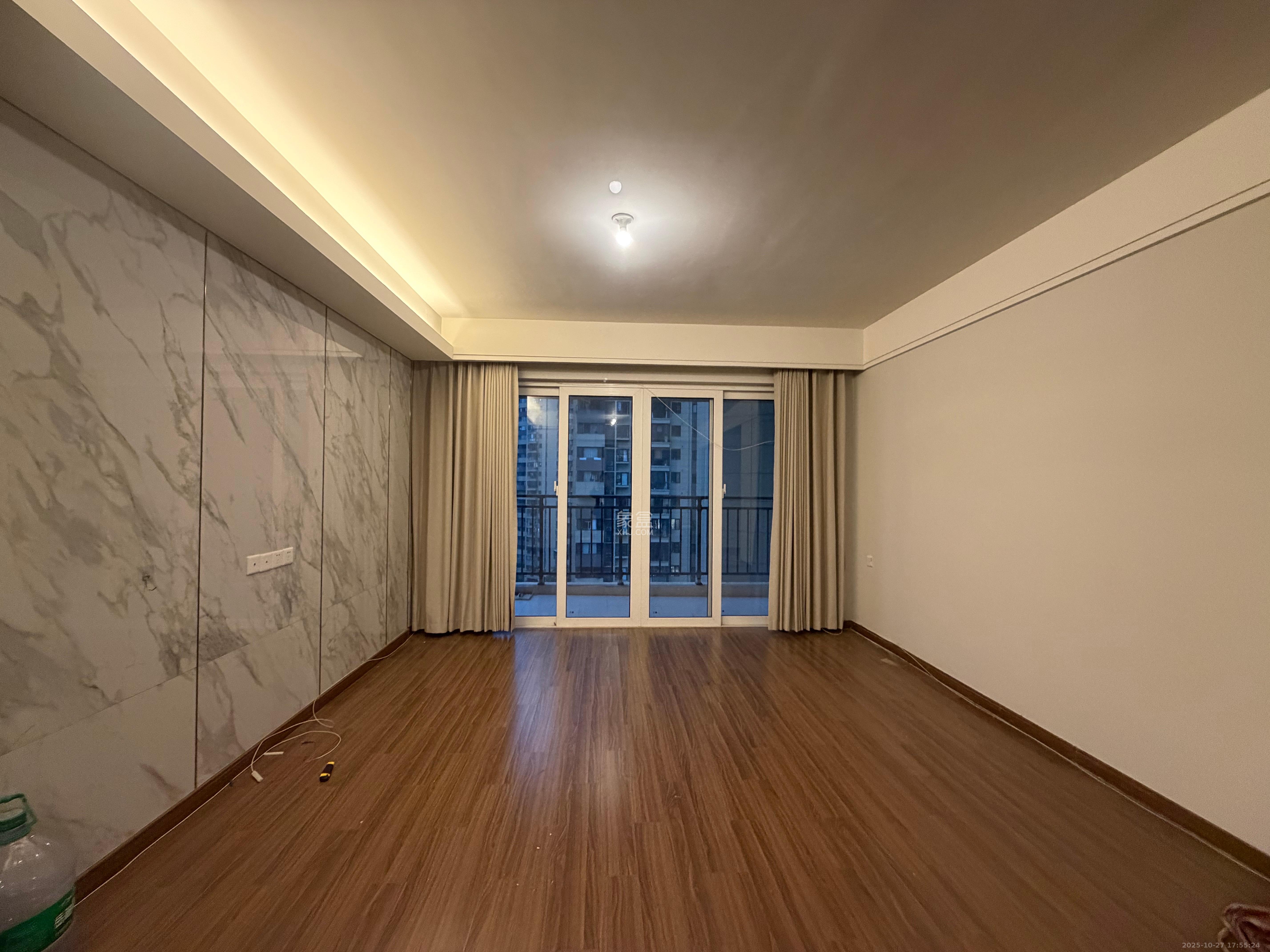 保利香槟国际  5室2厅2卫    2500.0元/月