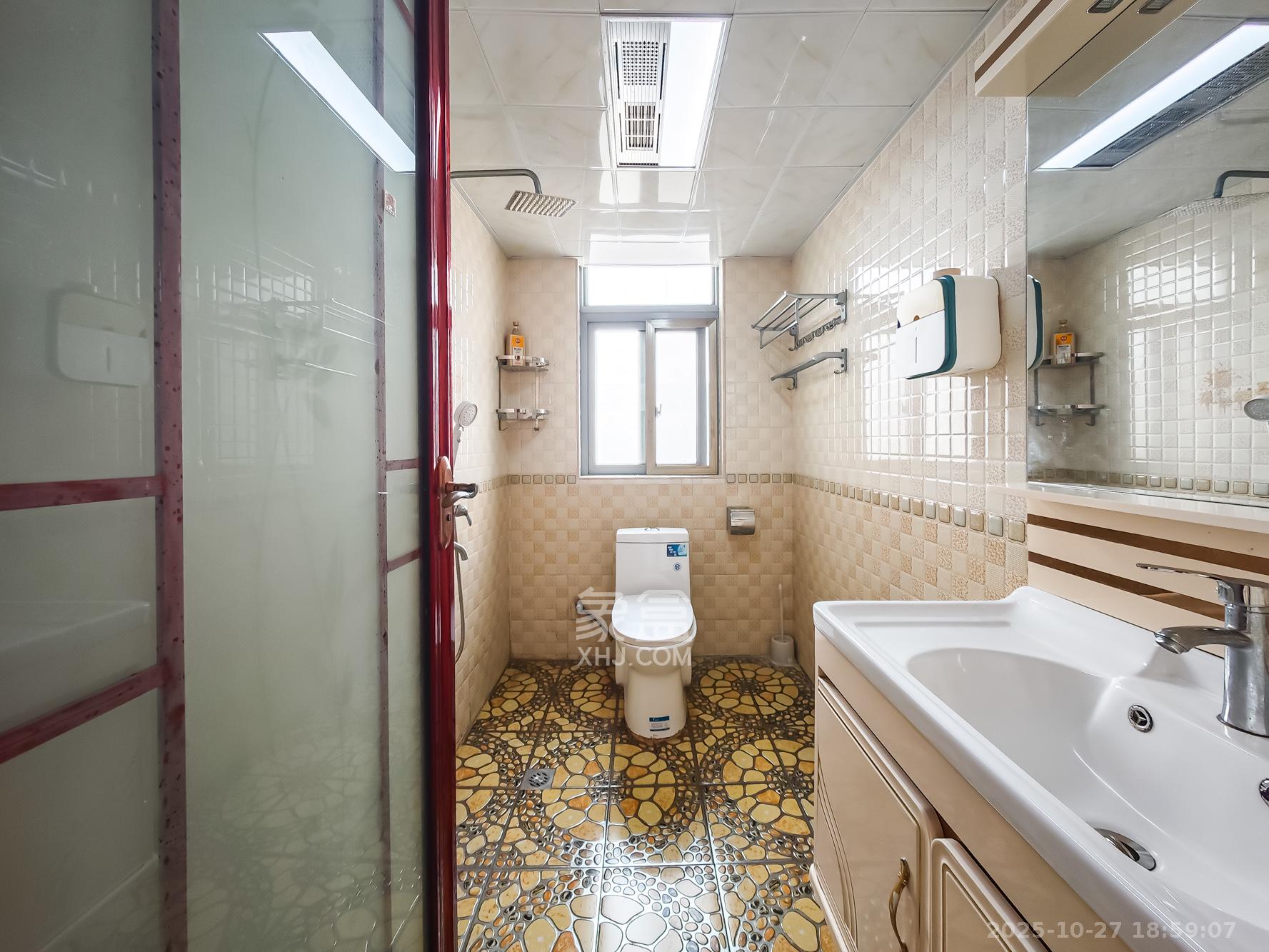 钱隆世家  3室2厅2卫    92.8万卫生间