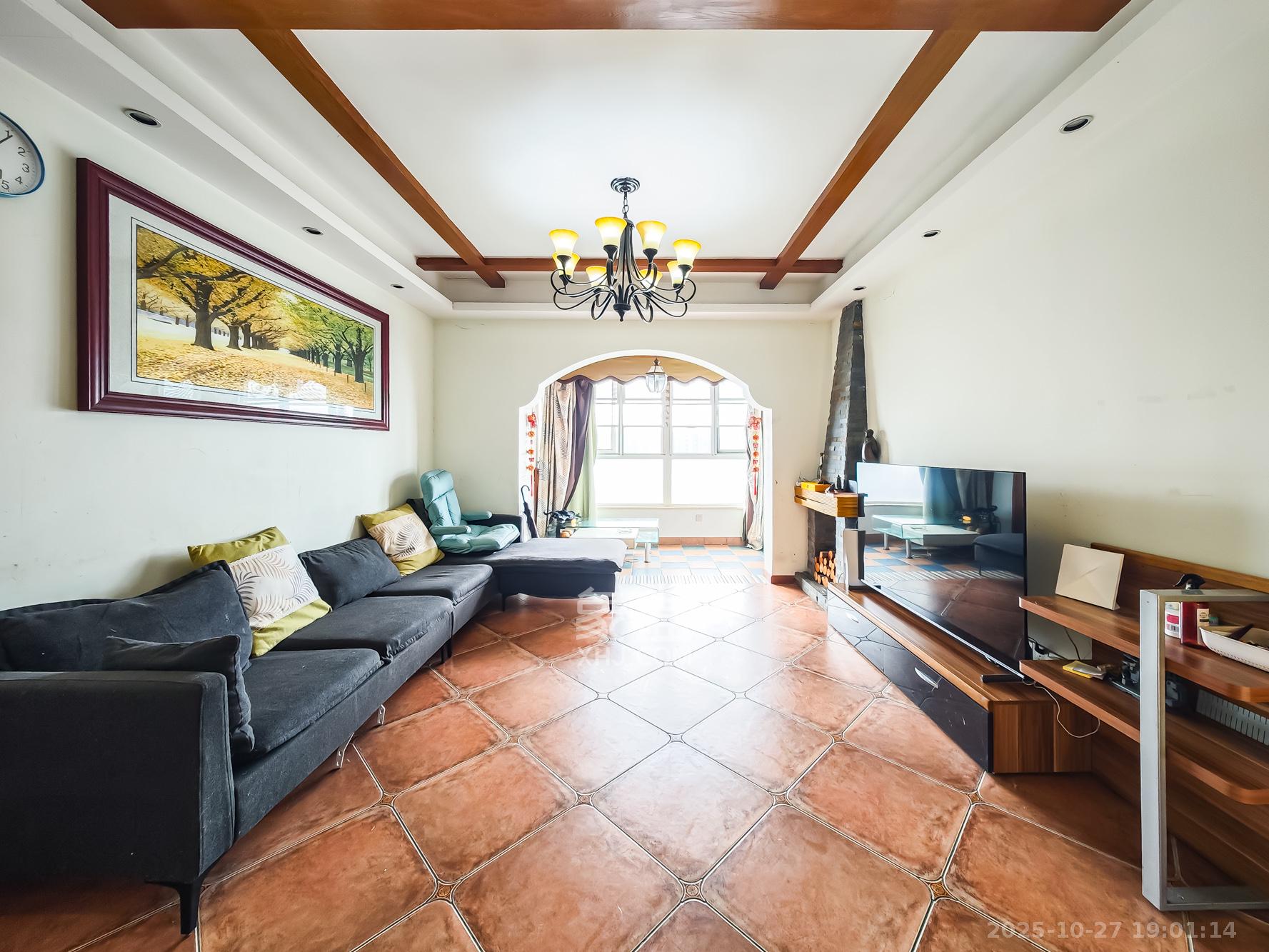 双湾国际(湘江御景花园)  3室2厅2卫    110.0万 双湾国际(湘江御景花园)  3室2厅2卫    110.0万客厅