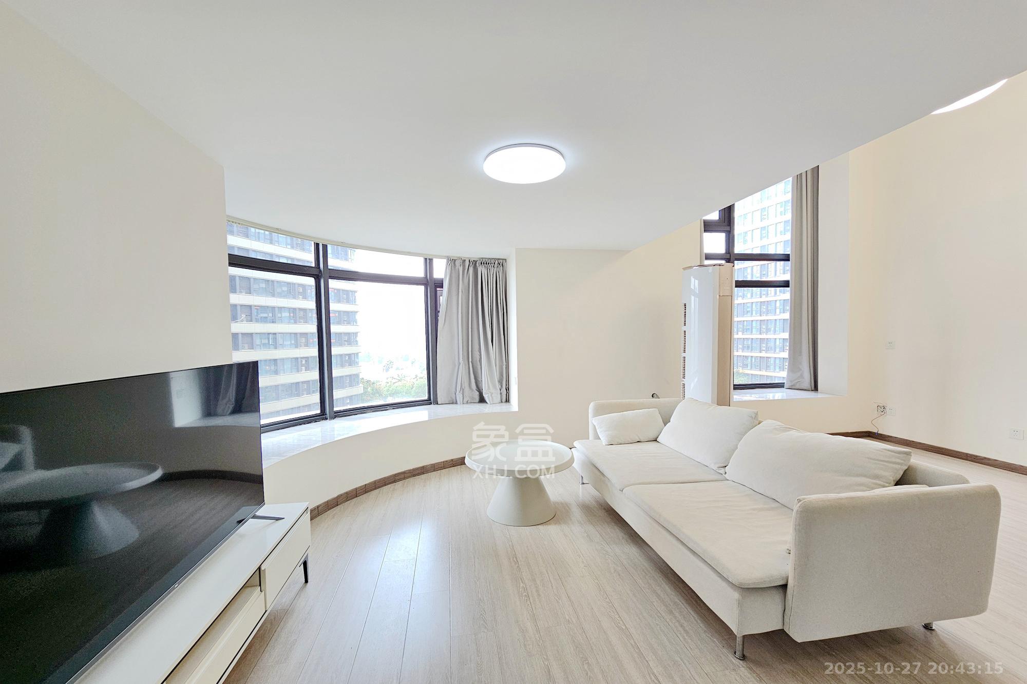 明昇壹城(明昇时代广场)三期  3室2厅2卫    56.0万 明昇壹城(明昇时代广场)三期  3室2厅2卫    56.0万客厅