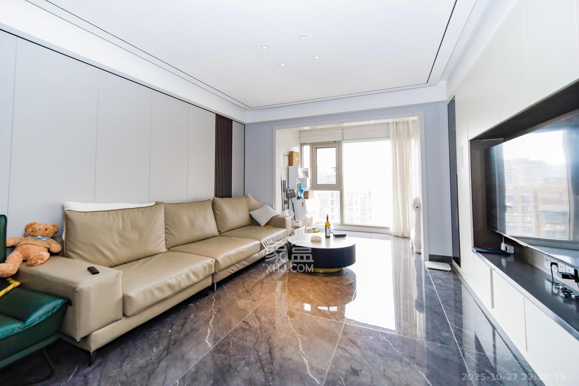 华润翡翠府  3室2厅2卫    138.0万客厅