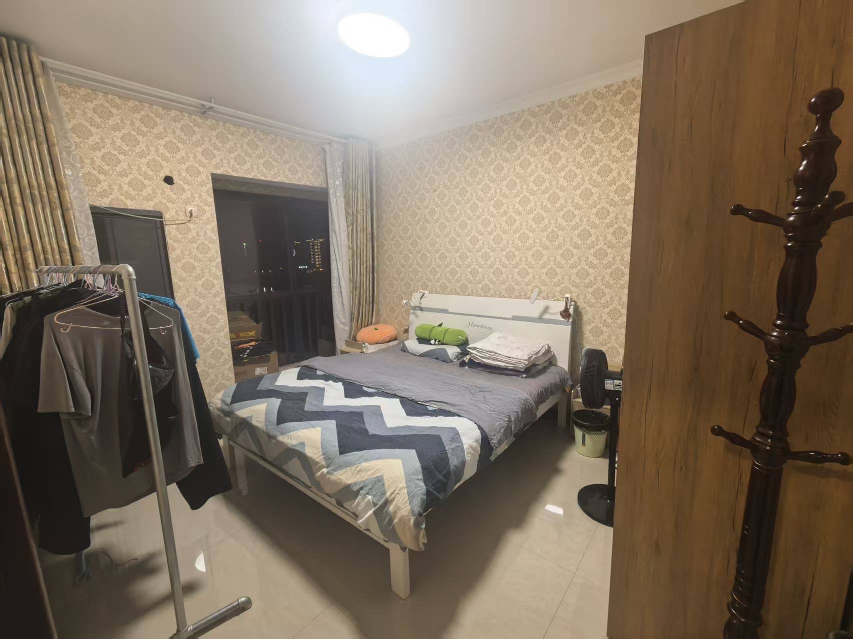 逸臣中央  2室1厅1卫    1800.0元/月室内图