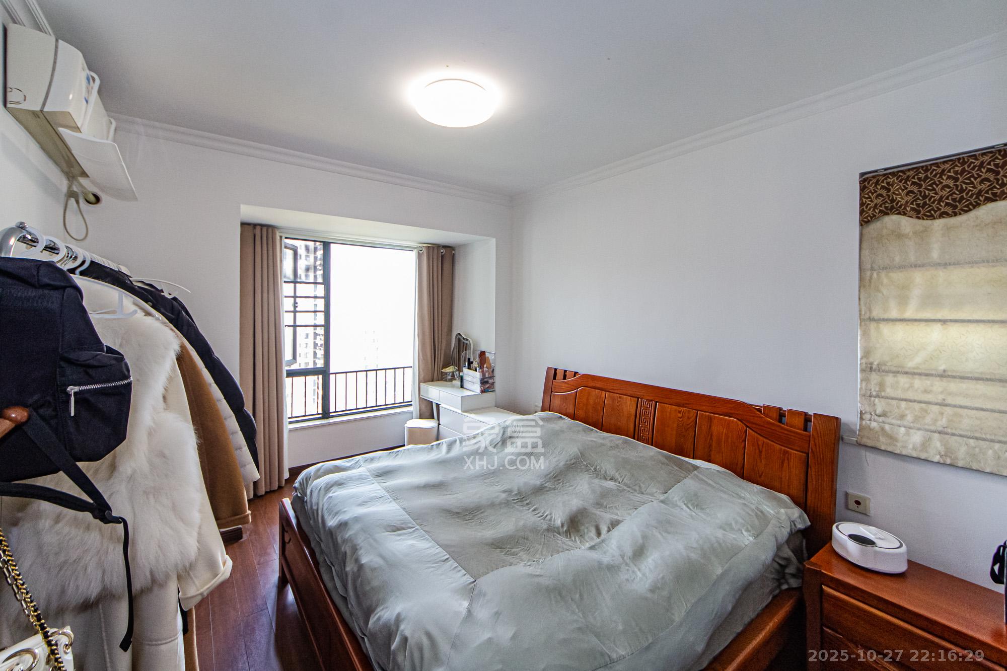 万科城  4室2厅2卫    129.0万卧室