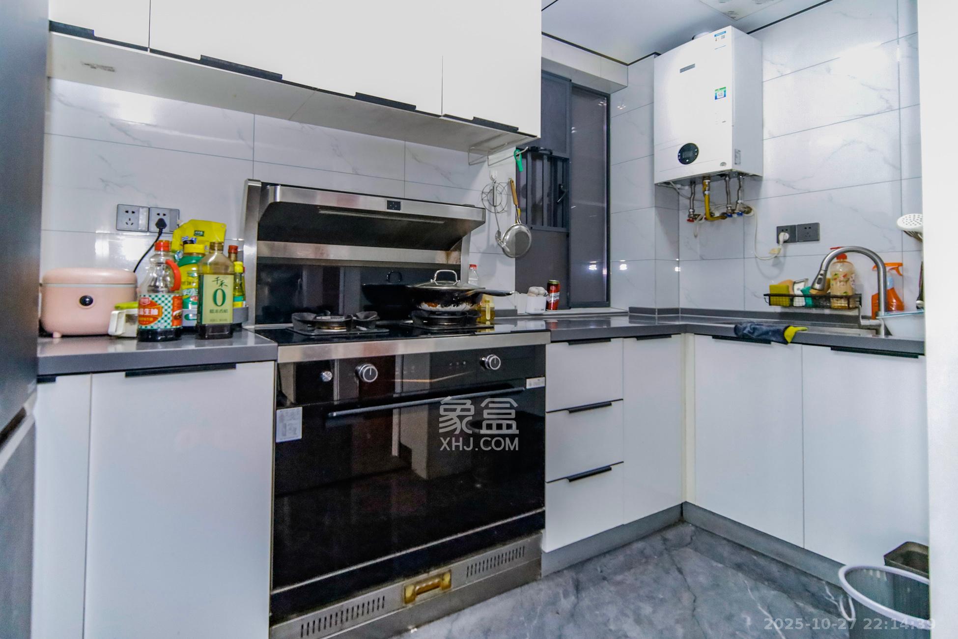 华润翡翠府  3室2厅2卫    138.0万厨房