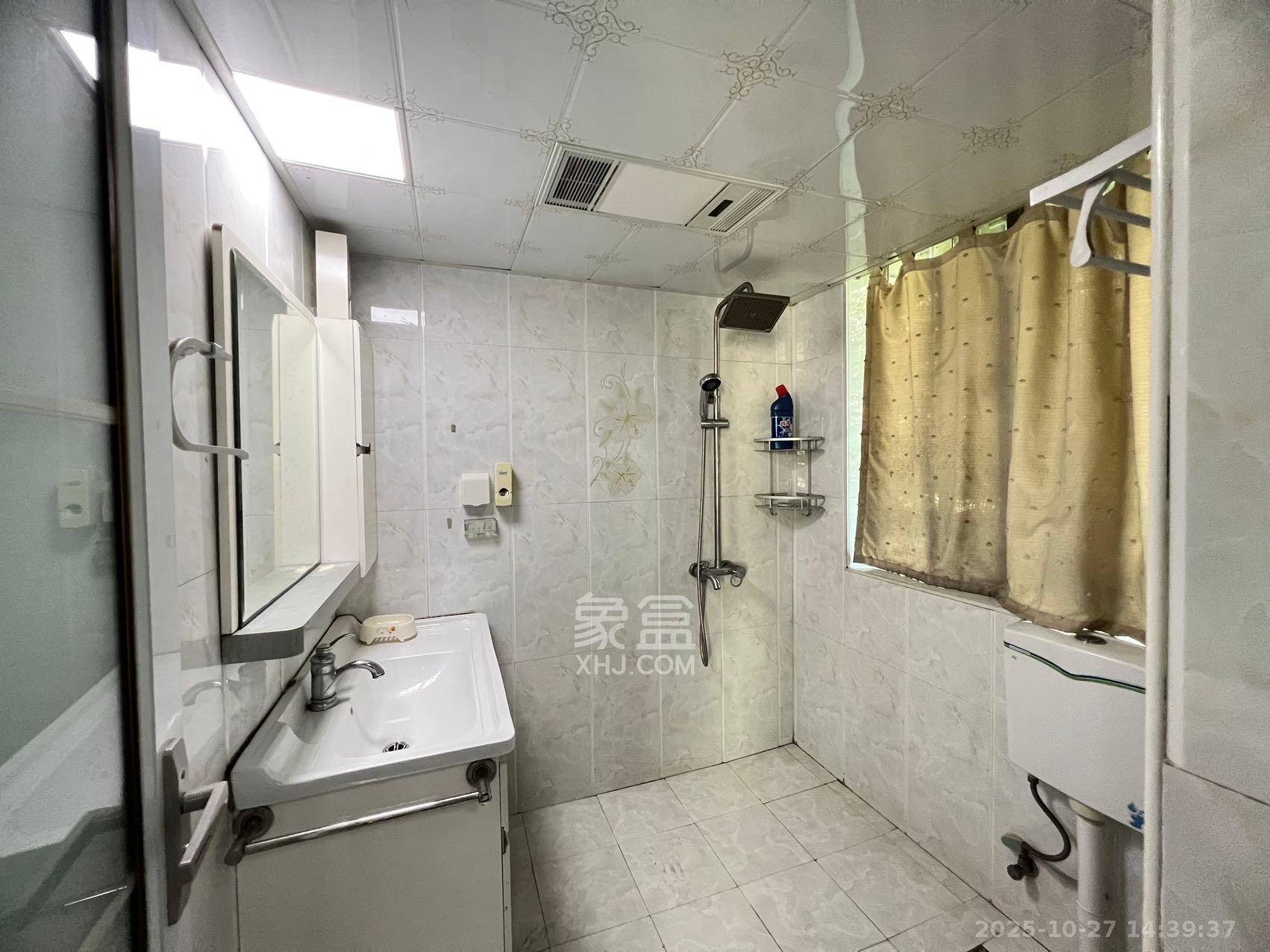 中南汽车世界  2室2厅1卫    1300.0元/月室内图