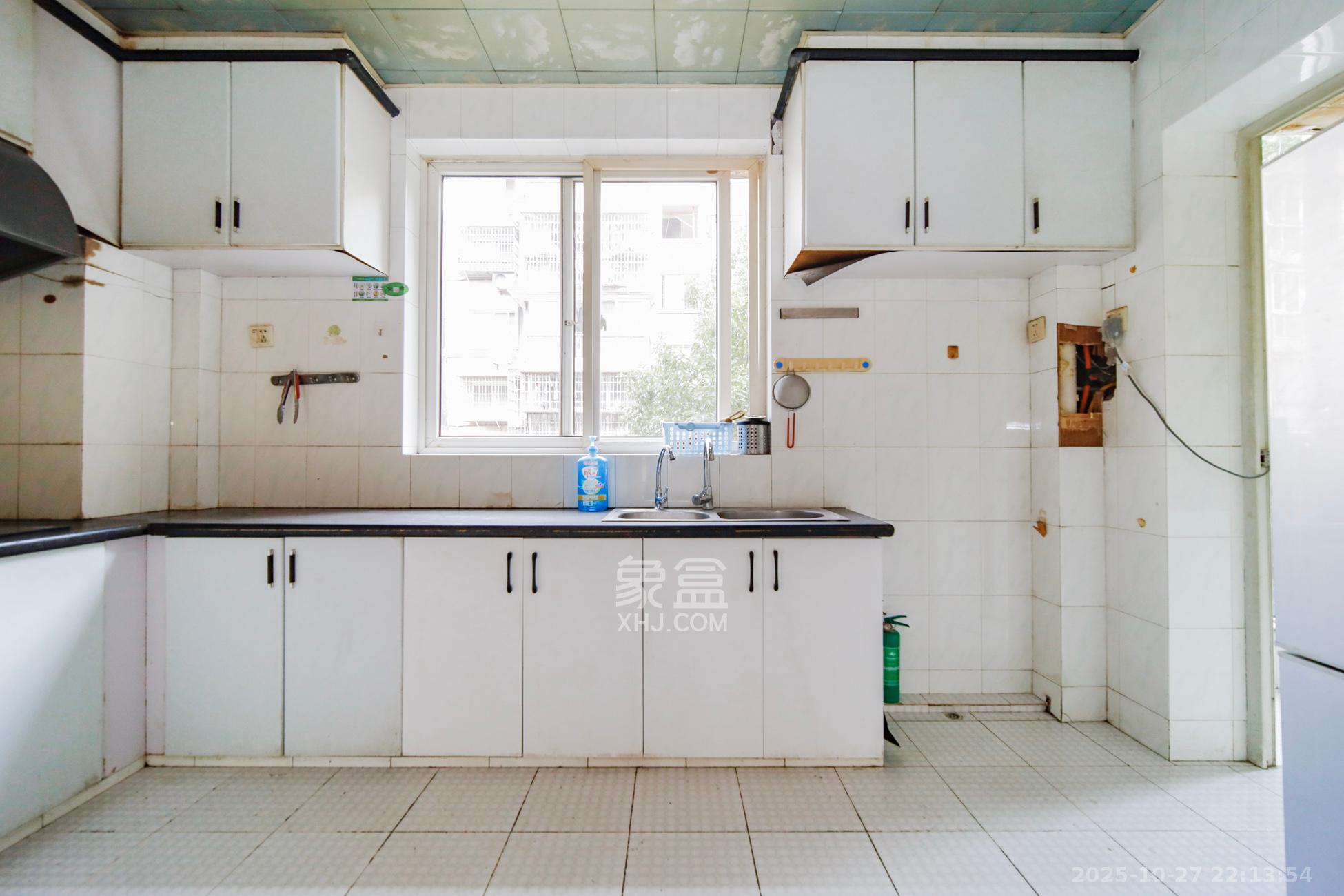 融城花苑  3室2厅2卫    56.8万厨房