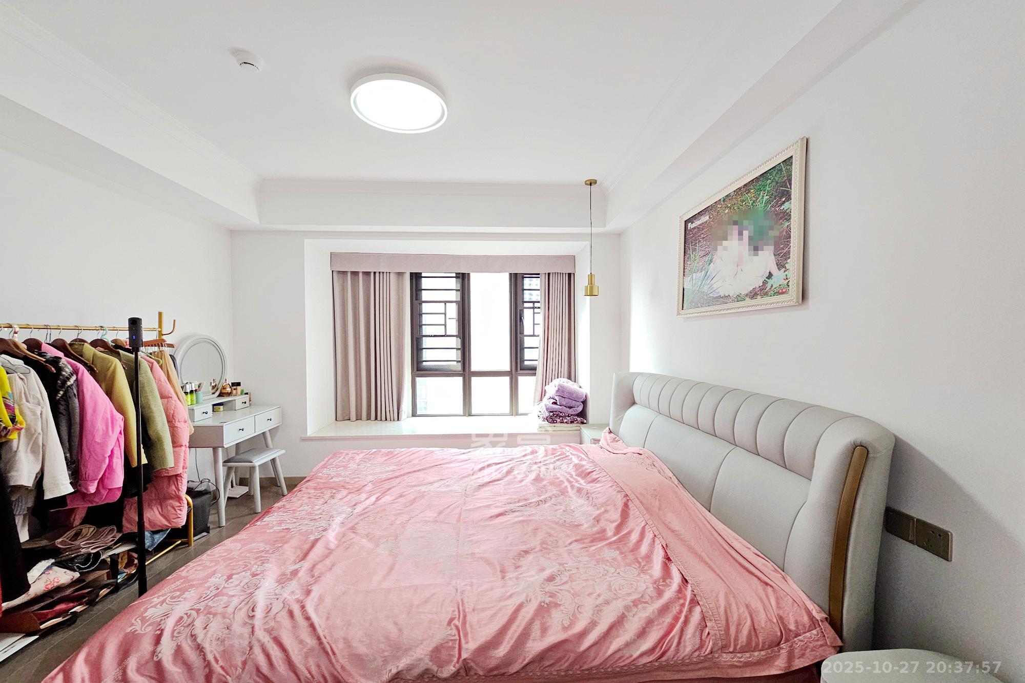 明昇壹城(明昇时代广场)二期 4室2厅3卫 288.0万 明昇壹城(明昇时代广场)二期 4室2厅3卫 288.0万卧室