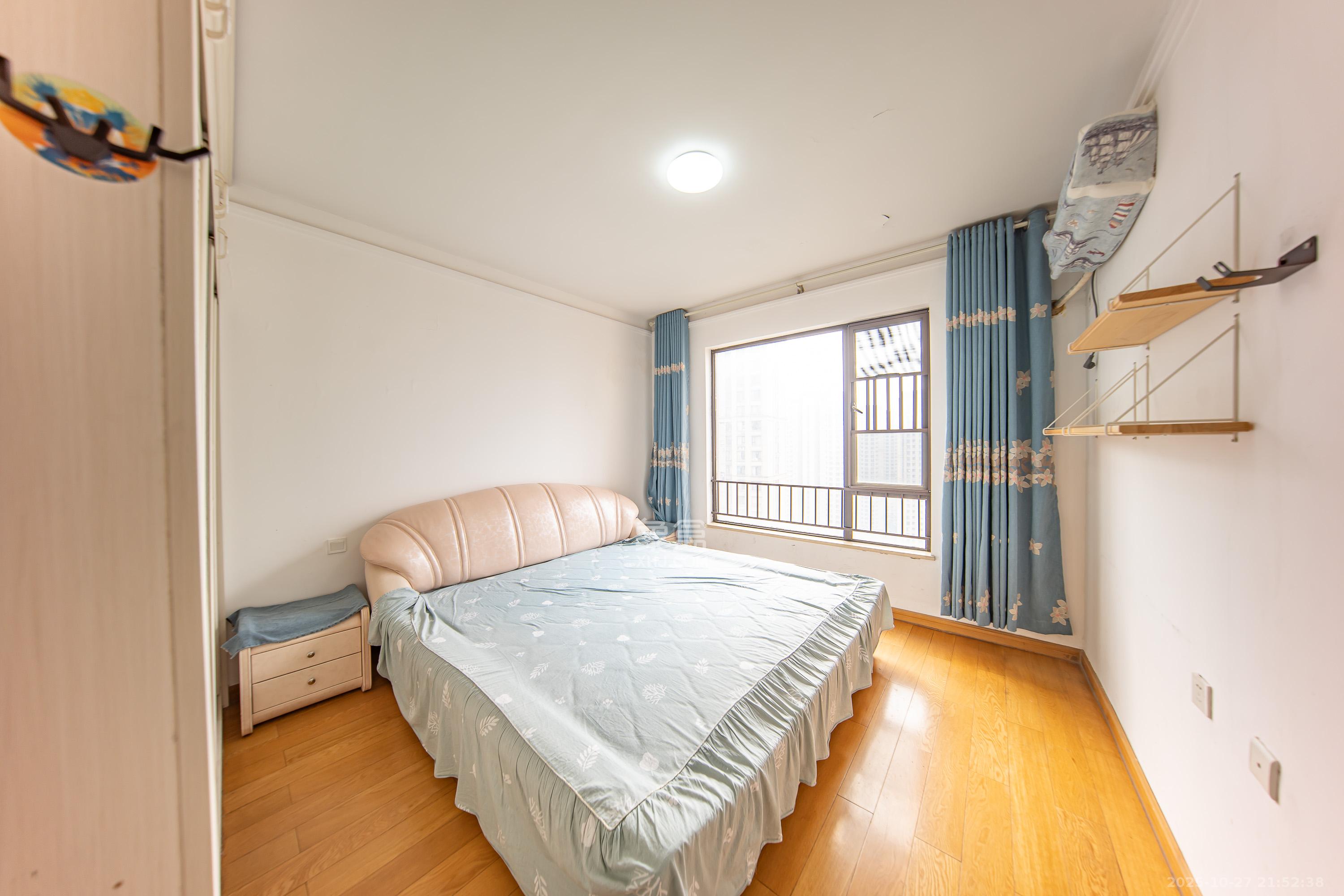 中海国际四期  3室2厅2卫    90.0万卧室