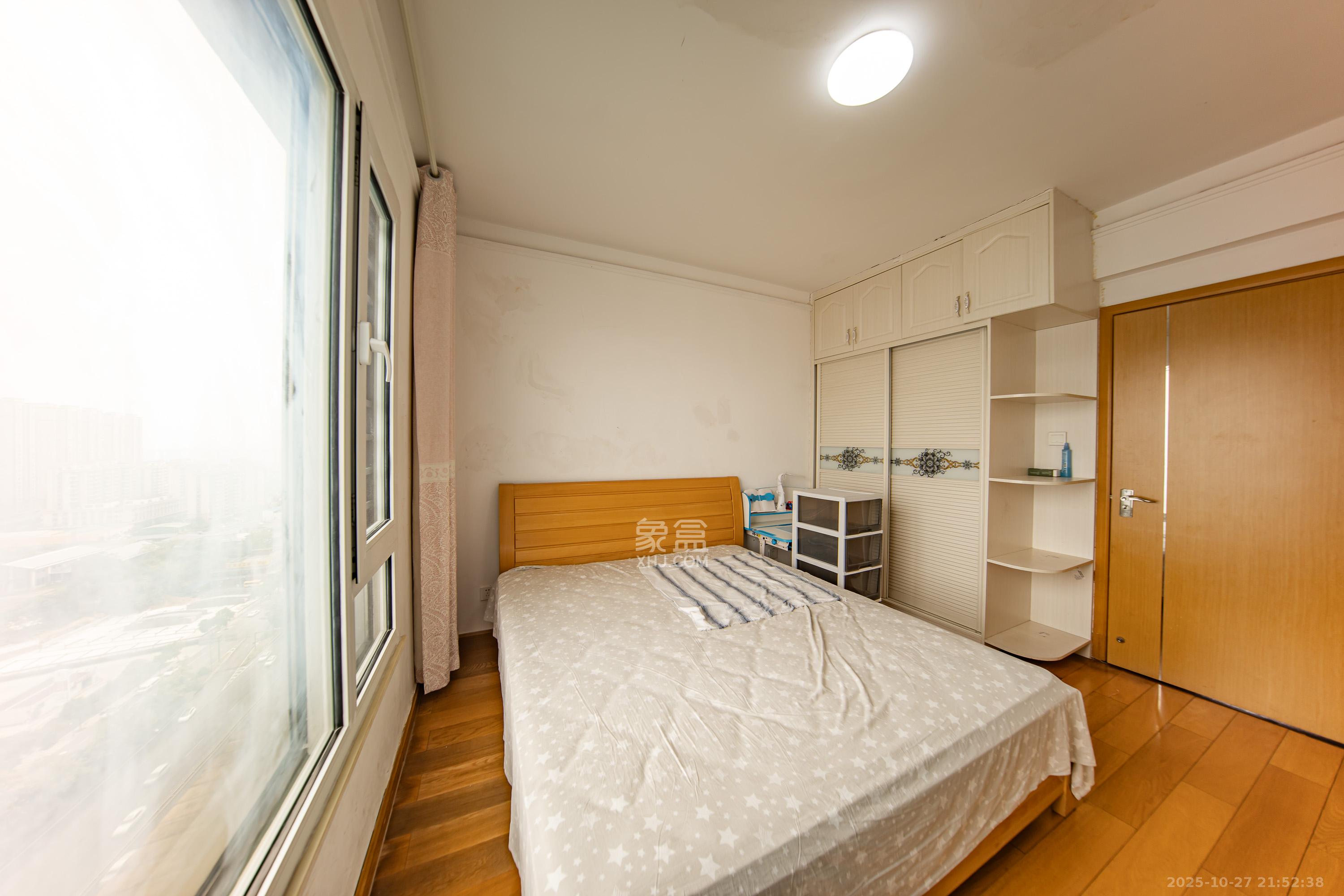 中海国际四期  3室2厅2卫    90.0万卧室