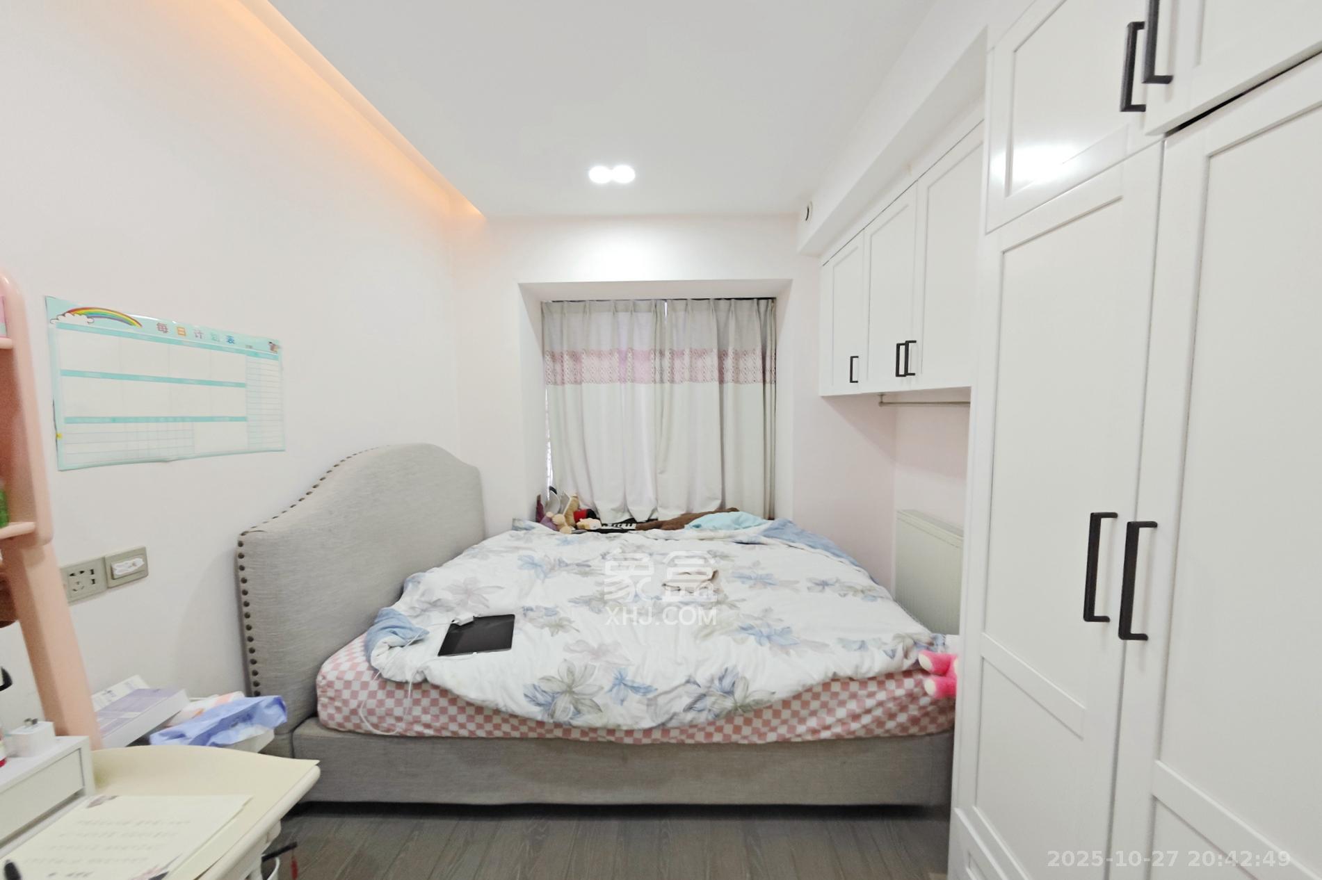 建发中央悦府  3室2厅2卫    180.0万卧室