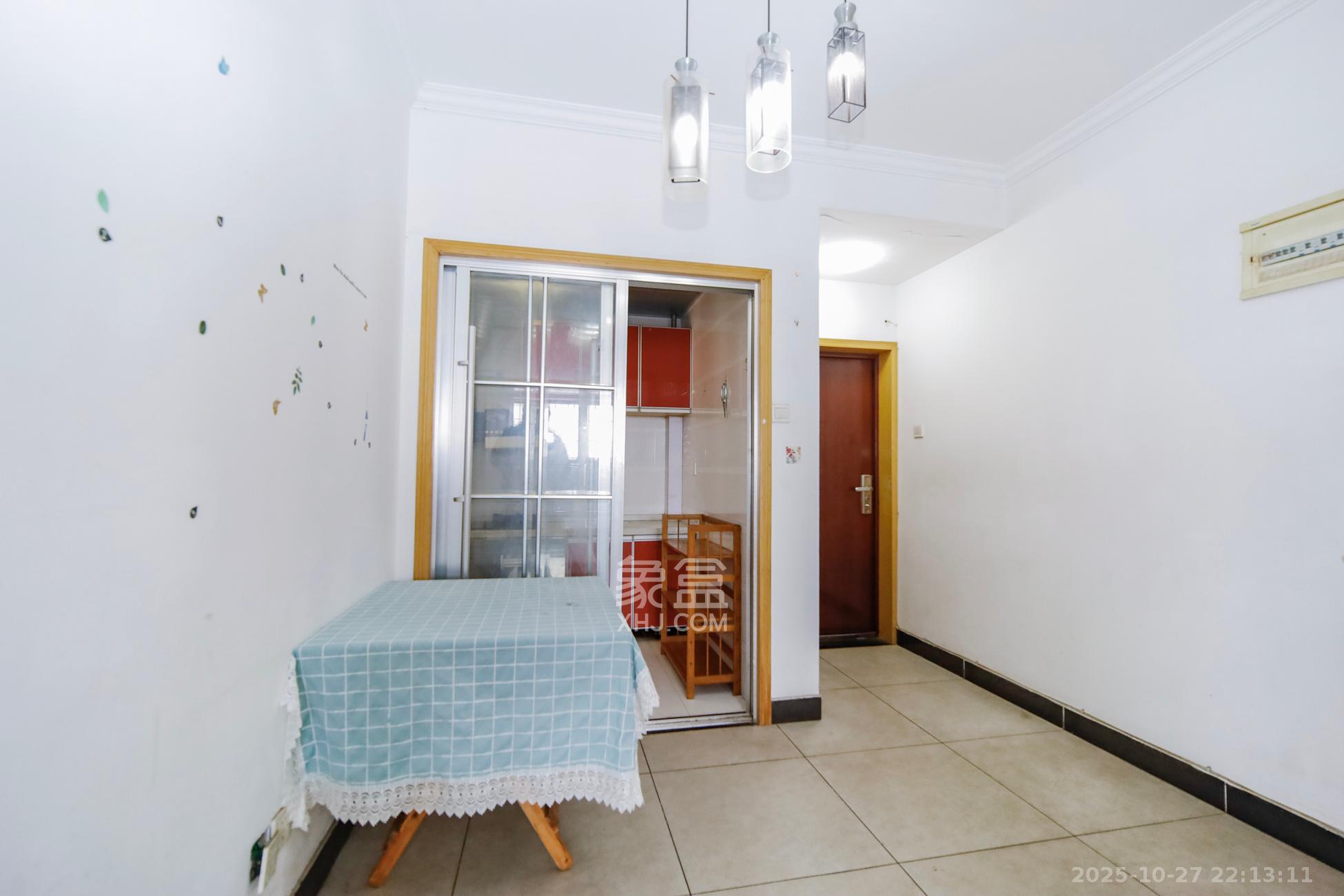 上海城小区  2室2厅1卫    58.8万客厅