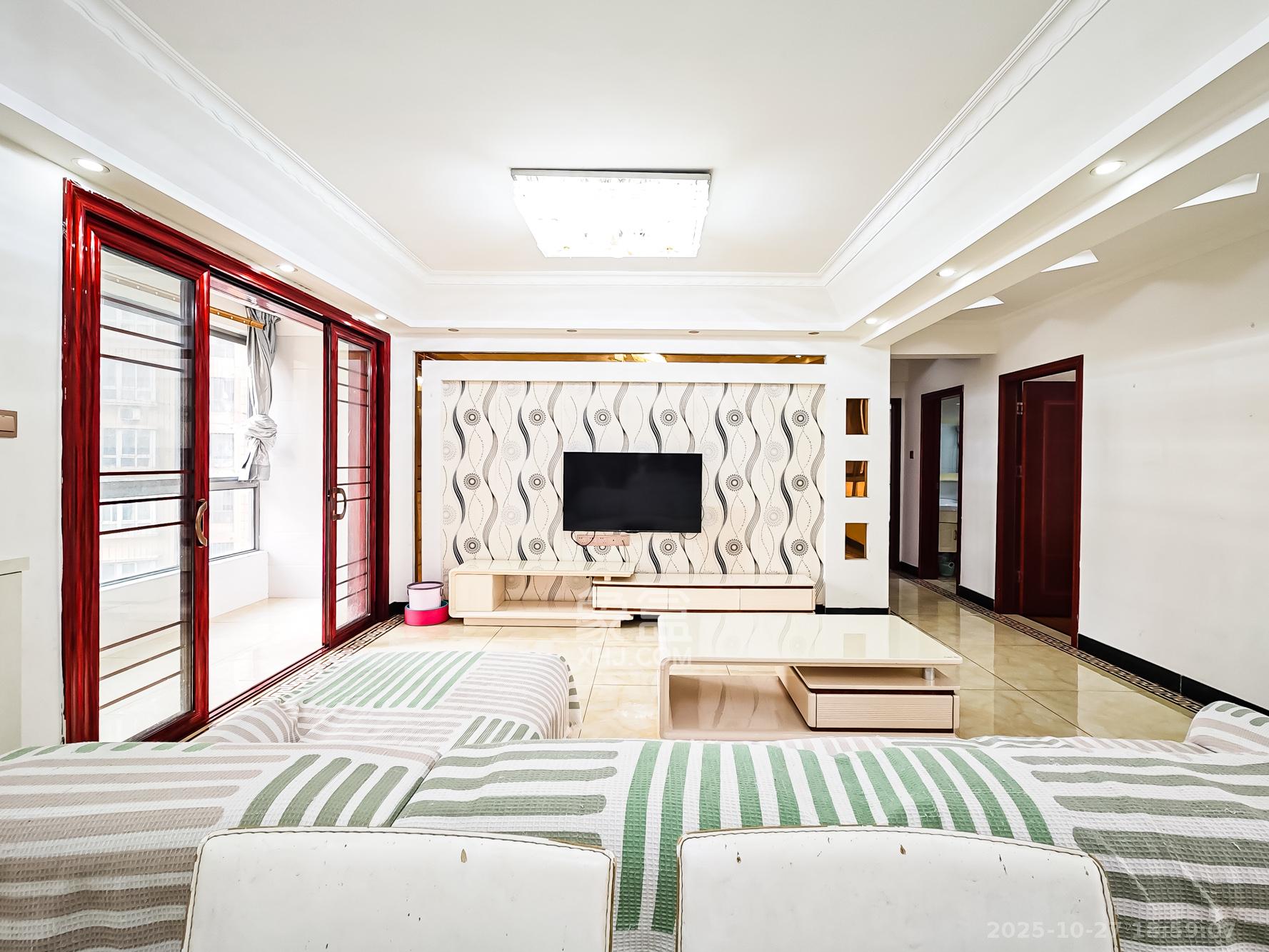 钱隆世家  3室2厅2卫    92.8万客厅