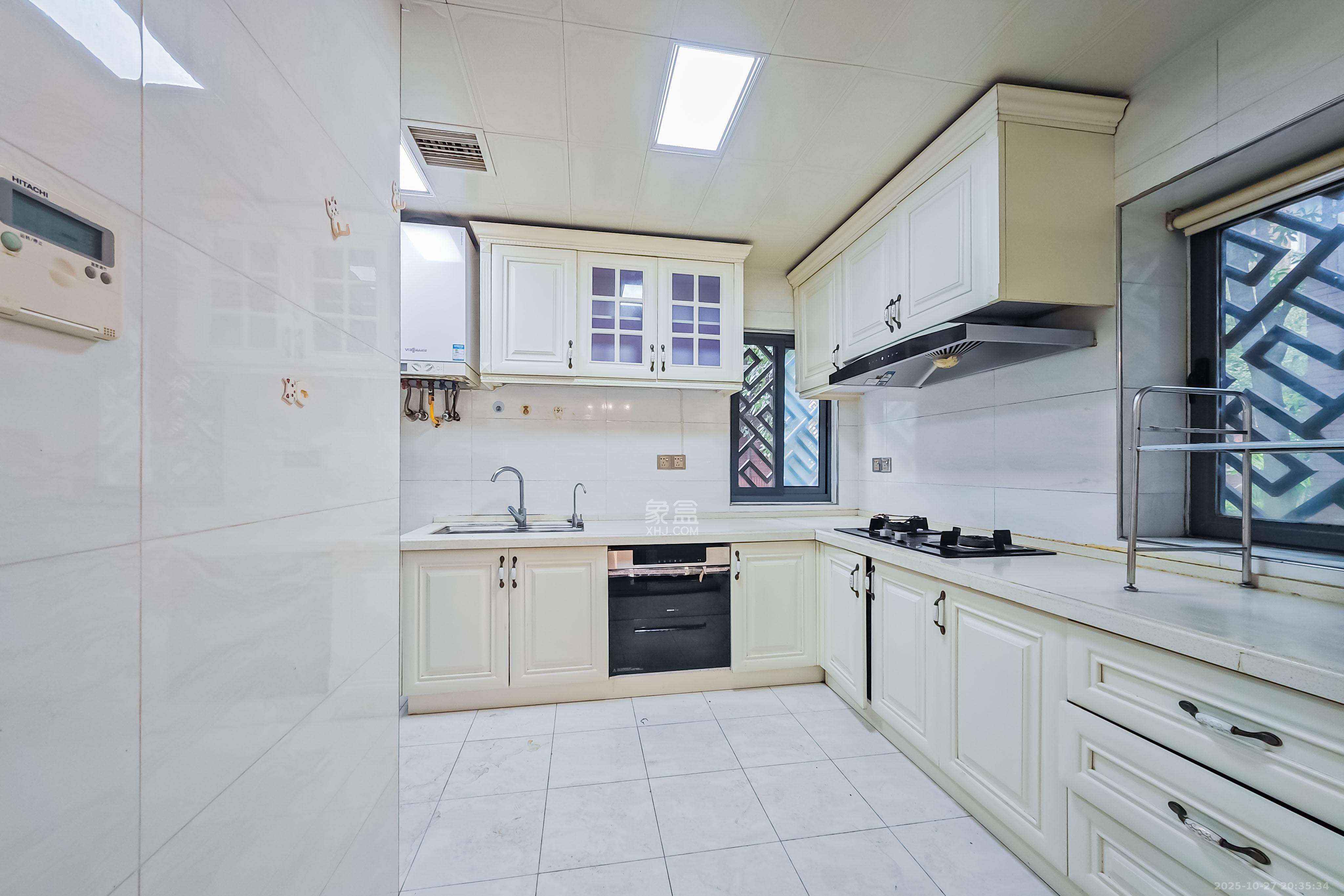 万科金域华府三四期  5室2厅4卫    308.0万 万科金域华府三四期  5室2厅4卫    308.0万厨房