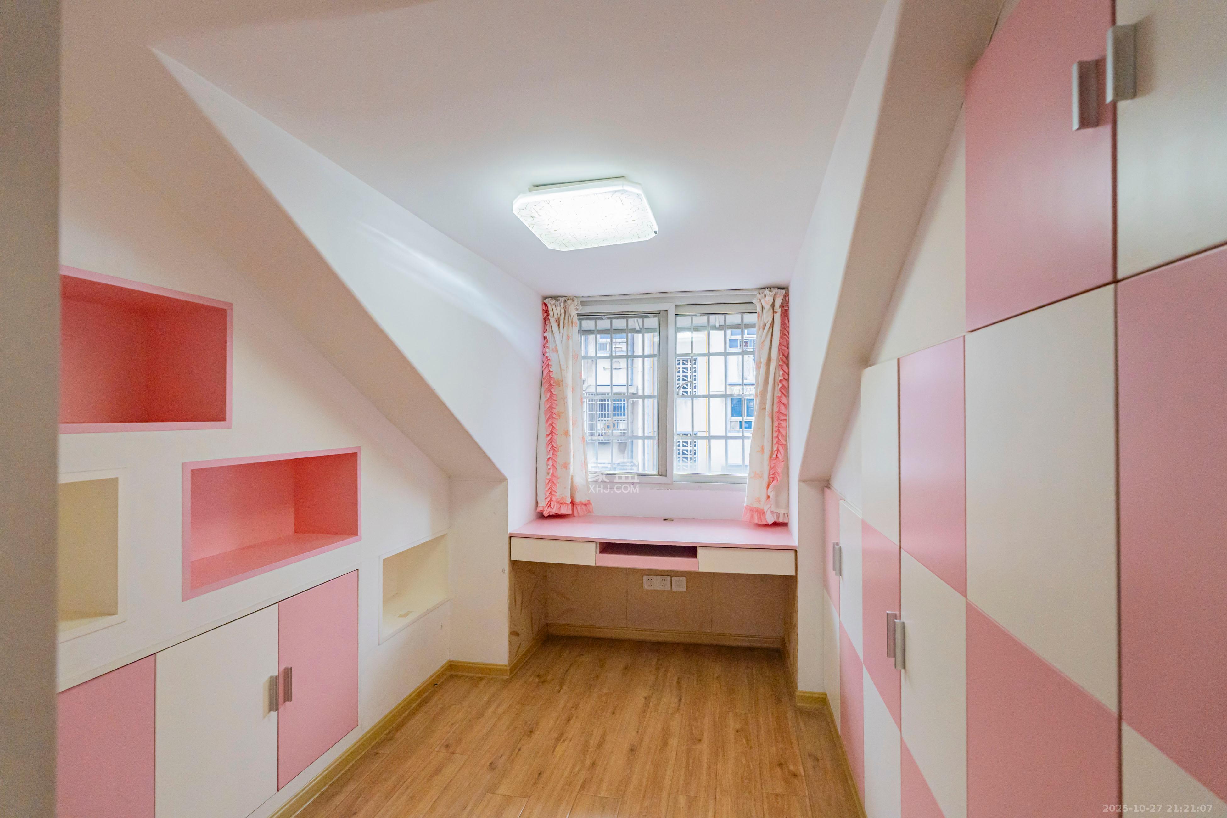 聚英阁  4室2厅2卫    86.0万卧室