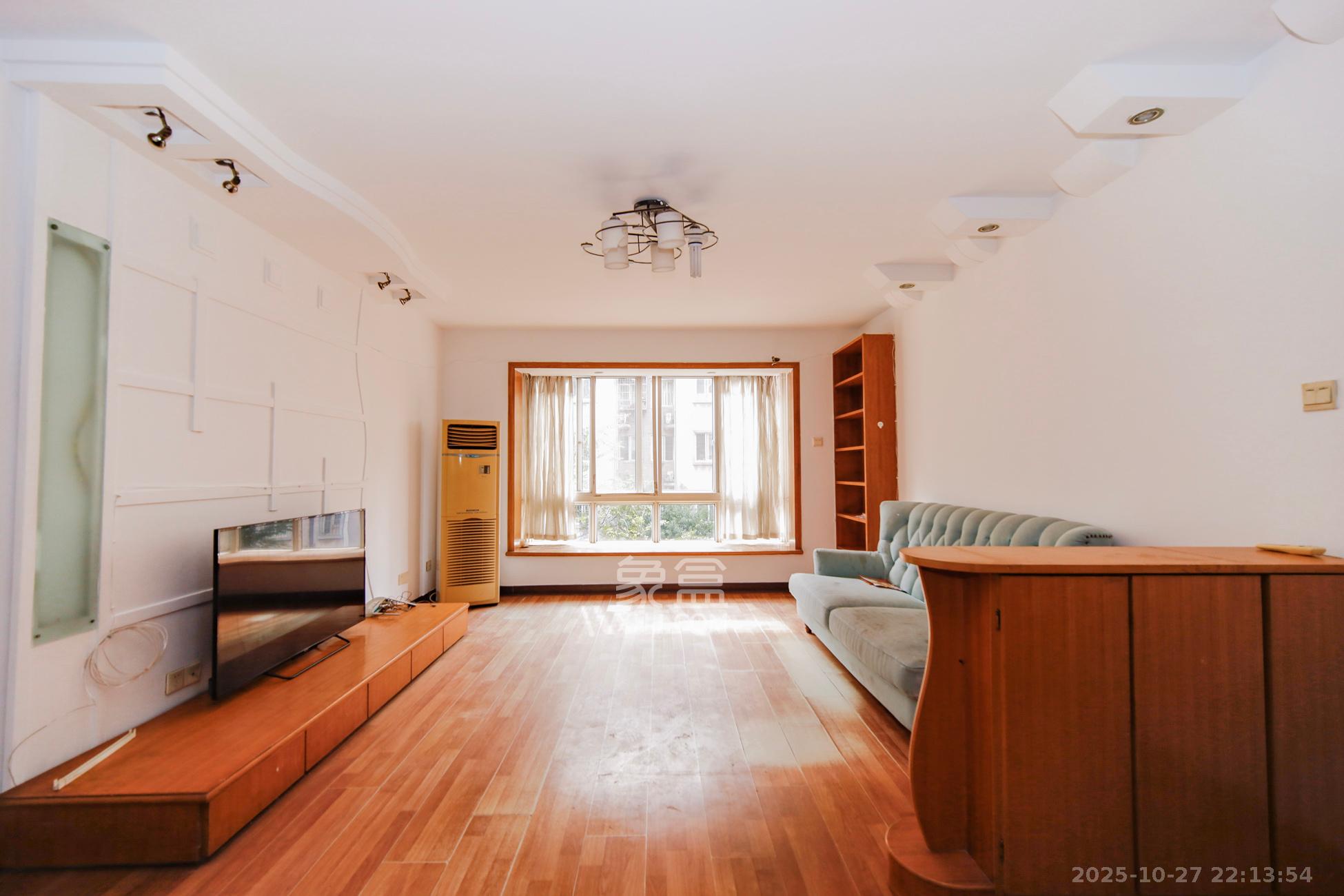 融城花苑  3室2厅2卫    56.8万客厅