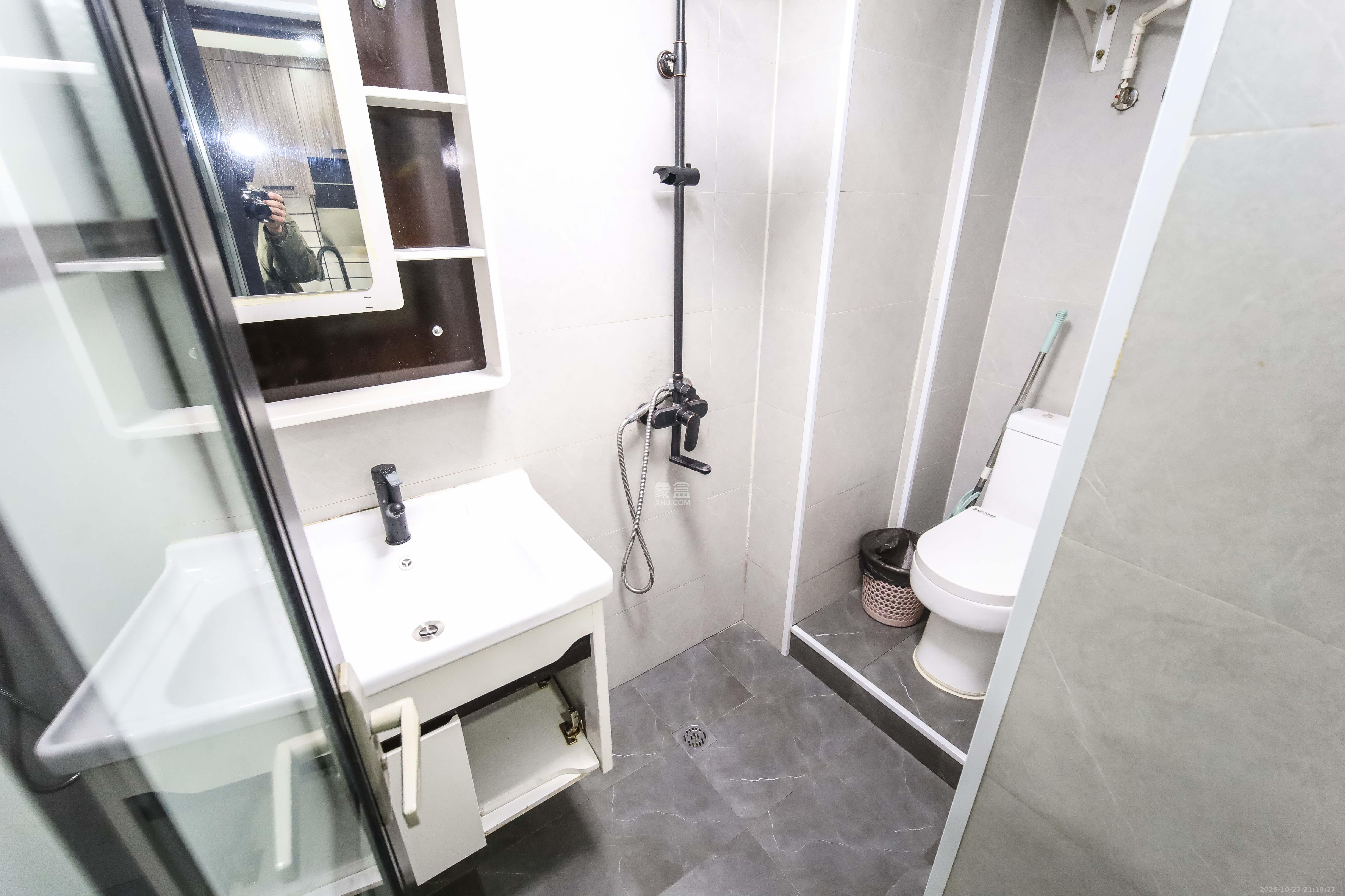 东盈商业广场（华泉城市广场）  1室1厅1卫    39.0万卫生间