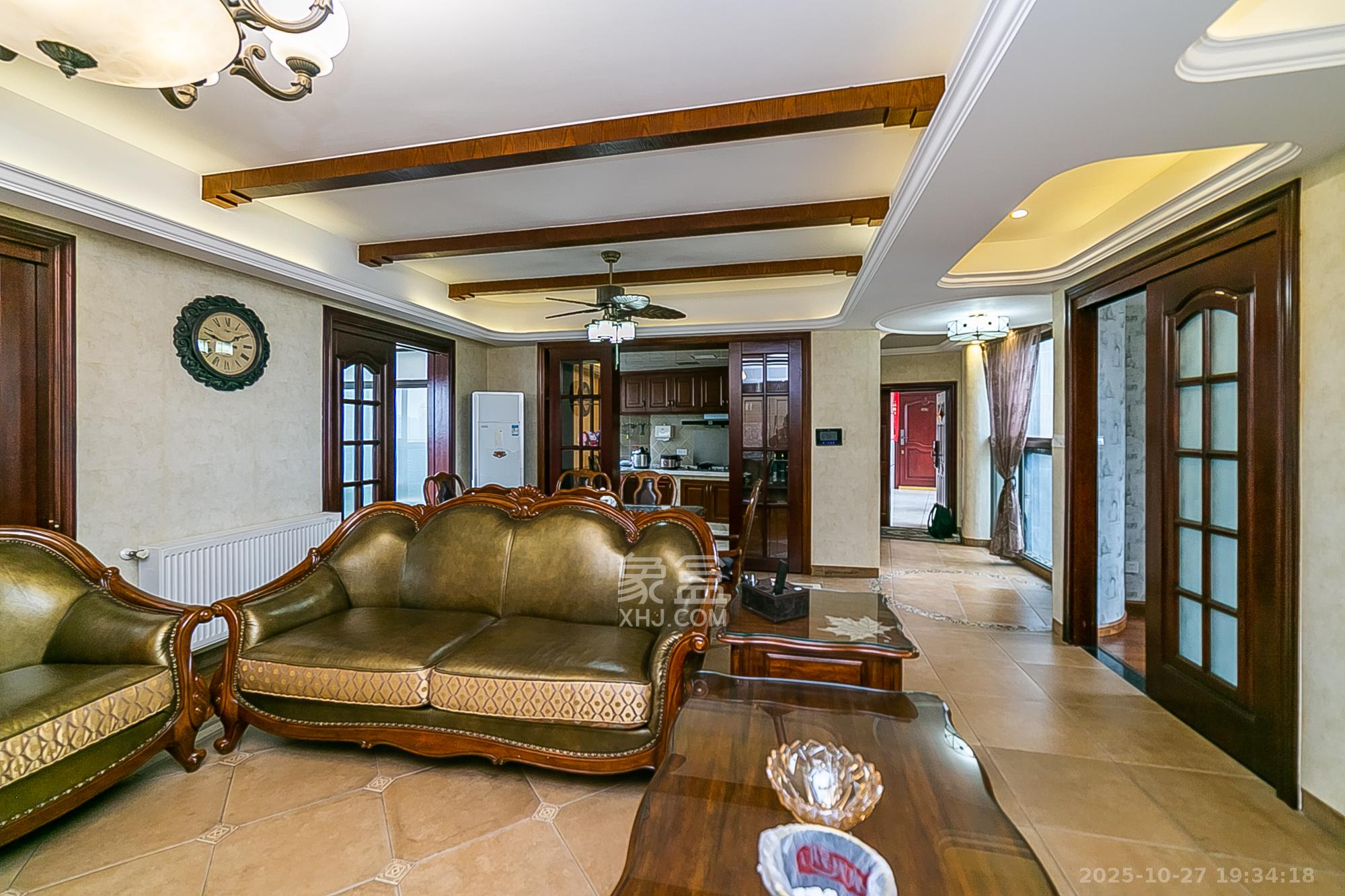 通用时代国际社区  4室2厅1卫    165.0万客厅