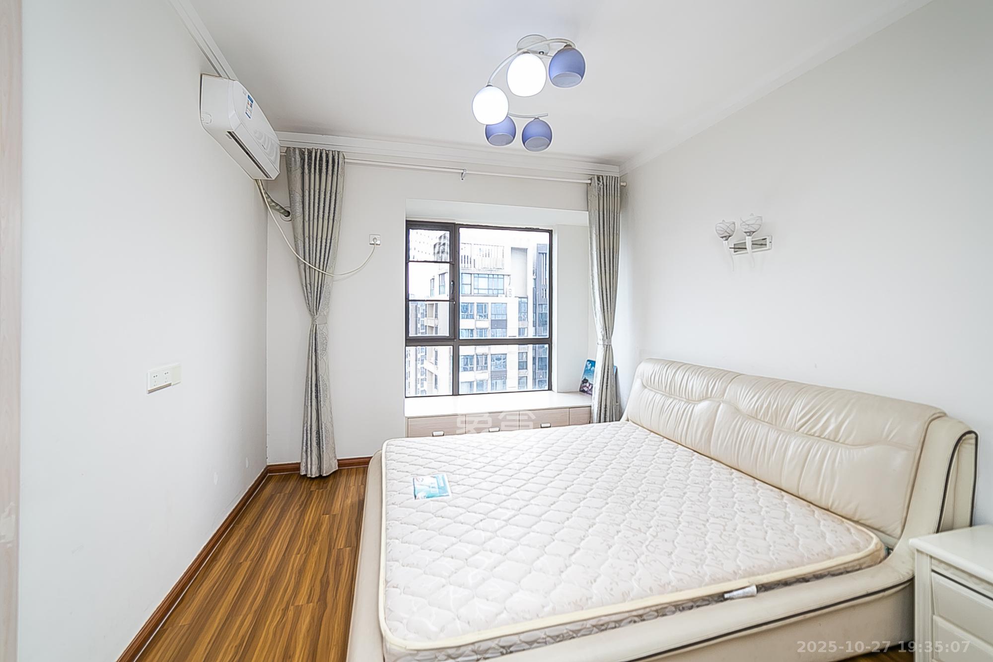 通用时代国际社区  3室2厅1卫    120.0万卧室