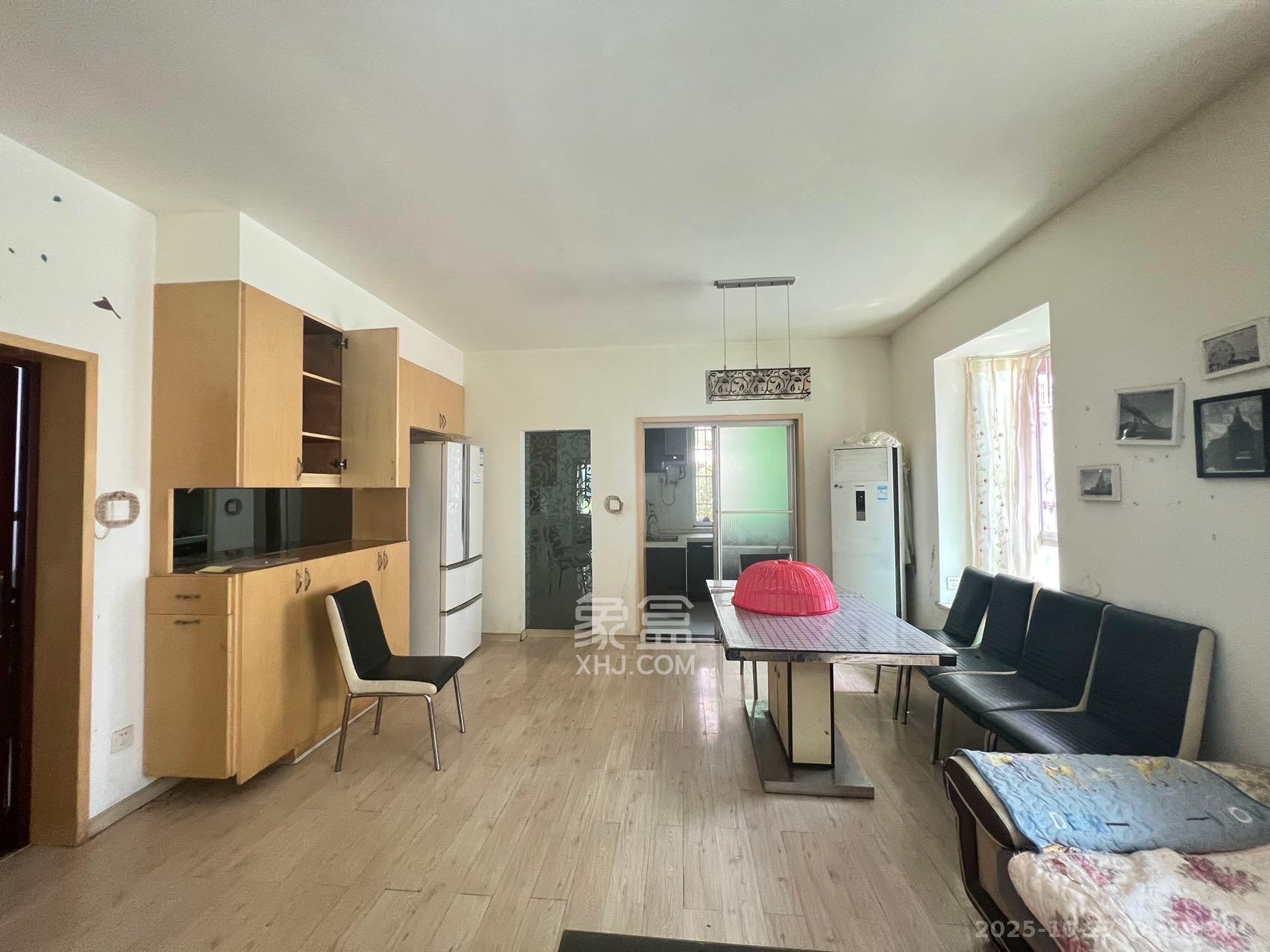 中南汽车世界  2室2厅1卫    1300.0元/月室内图