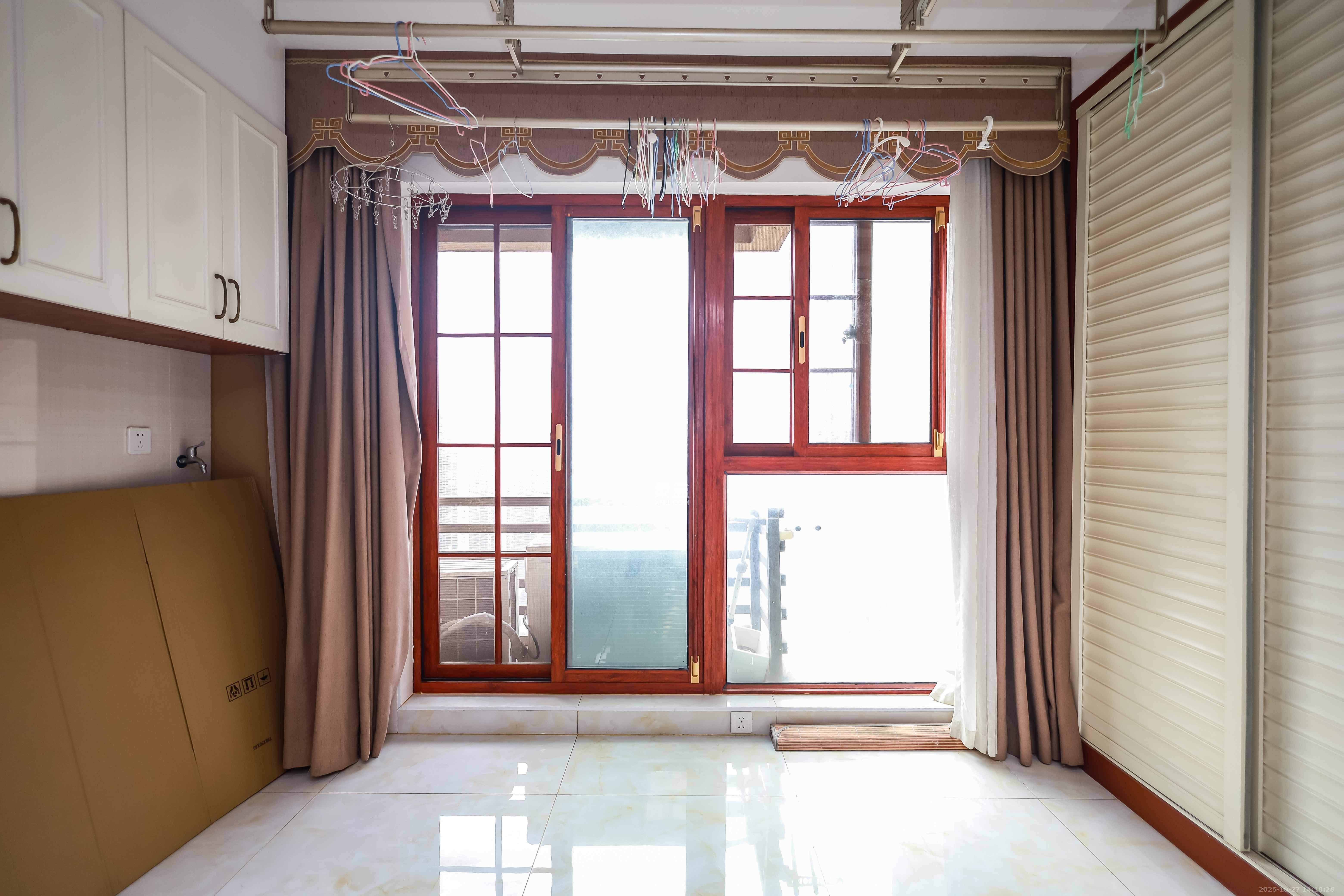 奥克斯缔壹城  3室2厅2卫    115.0万 奥克斯缔壹城  3室2厅2卫    115.0万阳台