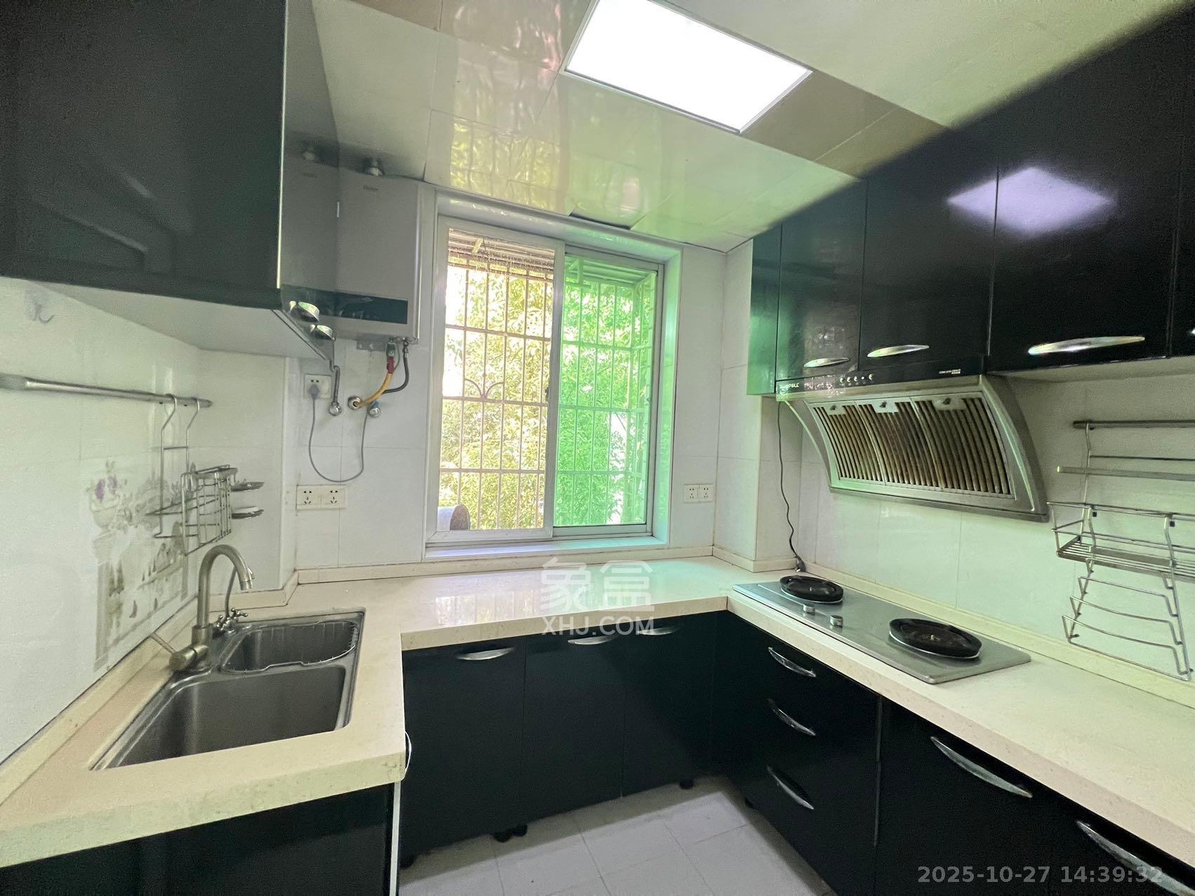 中南汽车世界  2室2厅1卫    1300.0元/月室内图