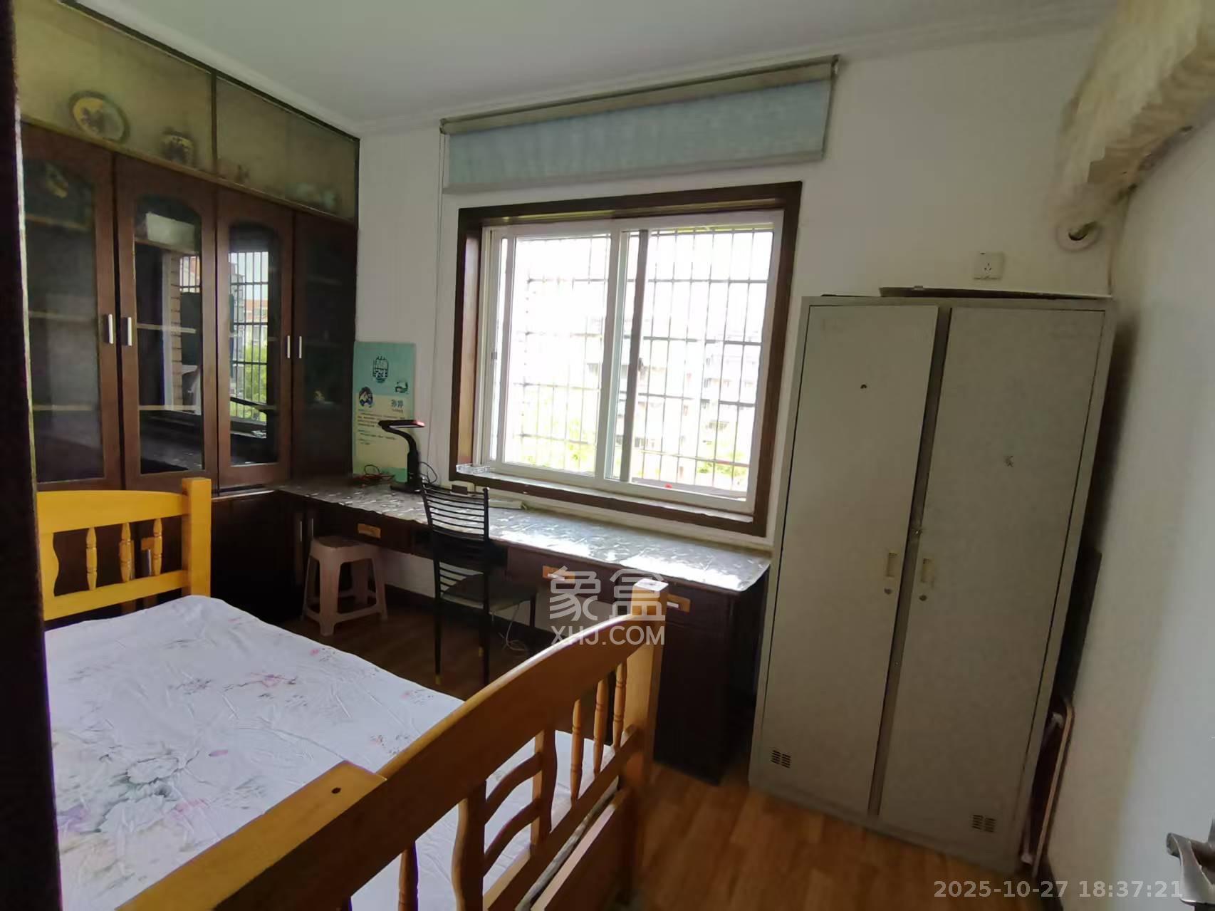 荷花园小区(安置房小区) 3室2厅1卫 2200.0元/月 荷花园小区(安置房小区) 3室2厅1卫 2200.0元/月室内图