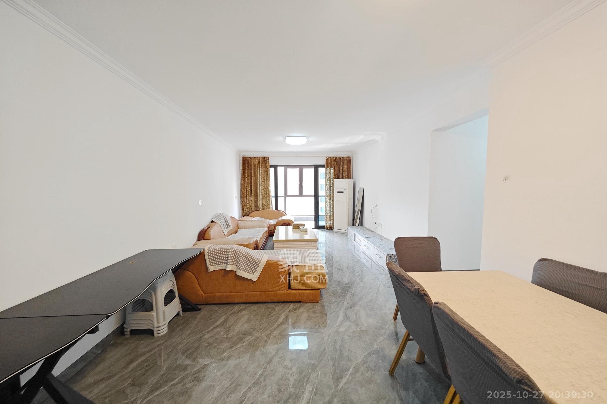 保利大都汇四期  3室2厅1卫    129.0万 保利大都汇四期  3室2厅1卫    129.0万客厅