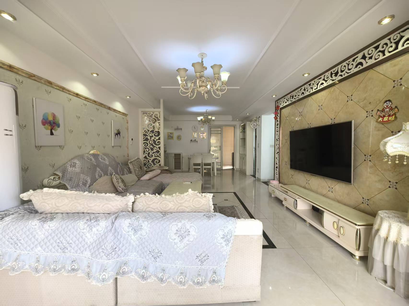 珠江帝景山庄  3室2厅2卫    2300.0元/月