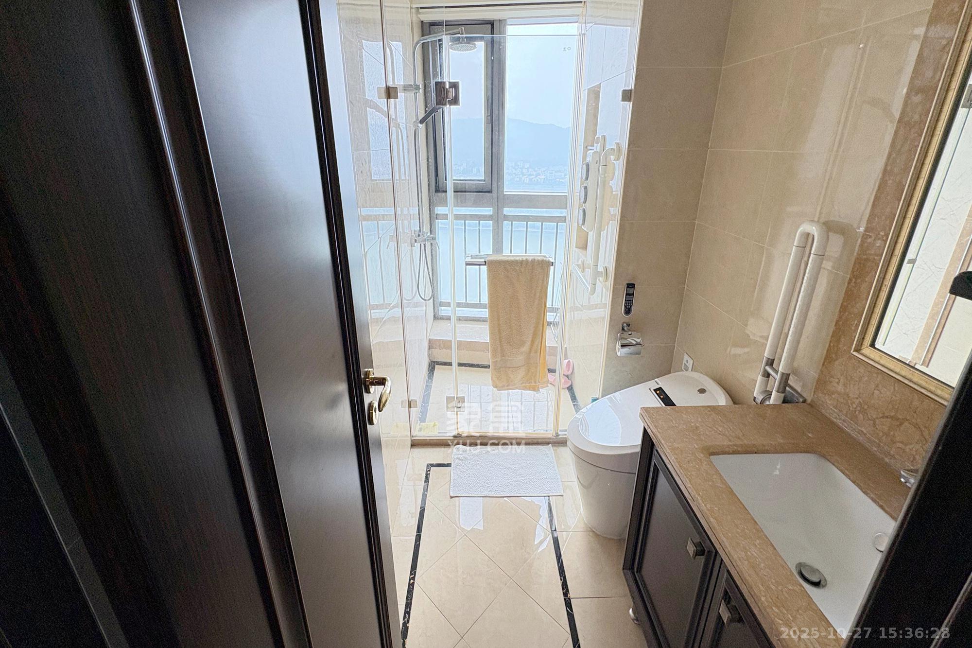 华远隆玺  4室2厅3卫    550.0万 华远隆玺  4室2厅3卫    550.0万卫生间