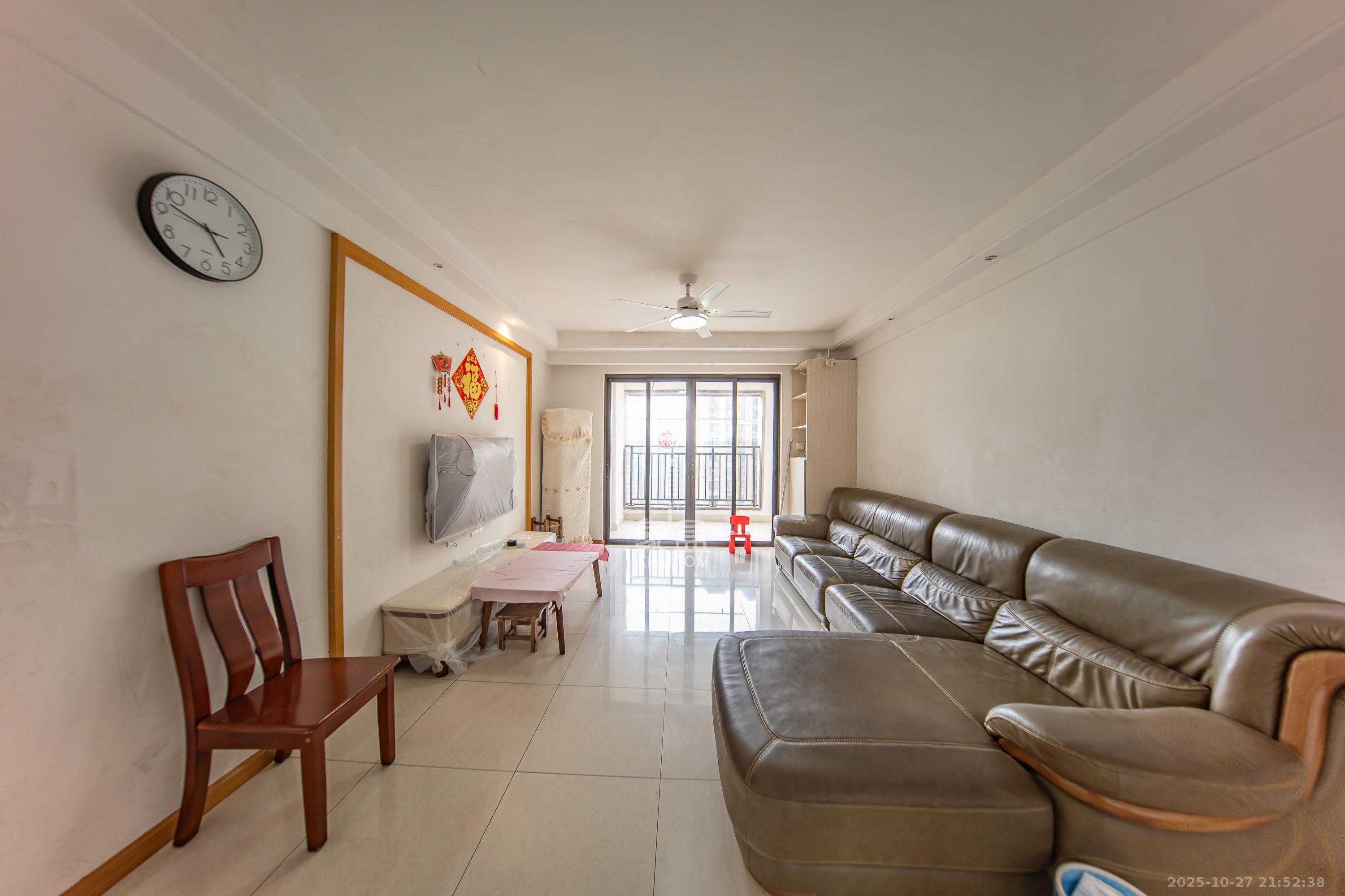 中海国际四期  3室2厅2卫    90.0万客厅