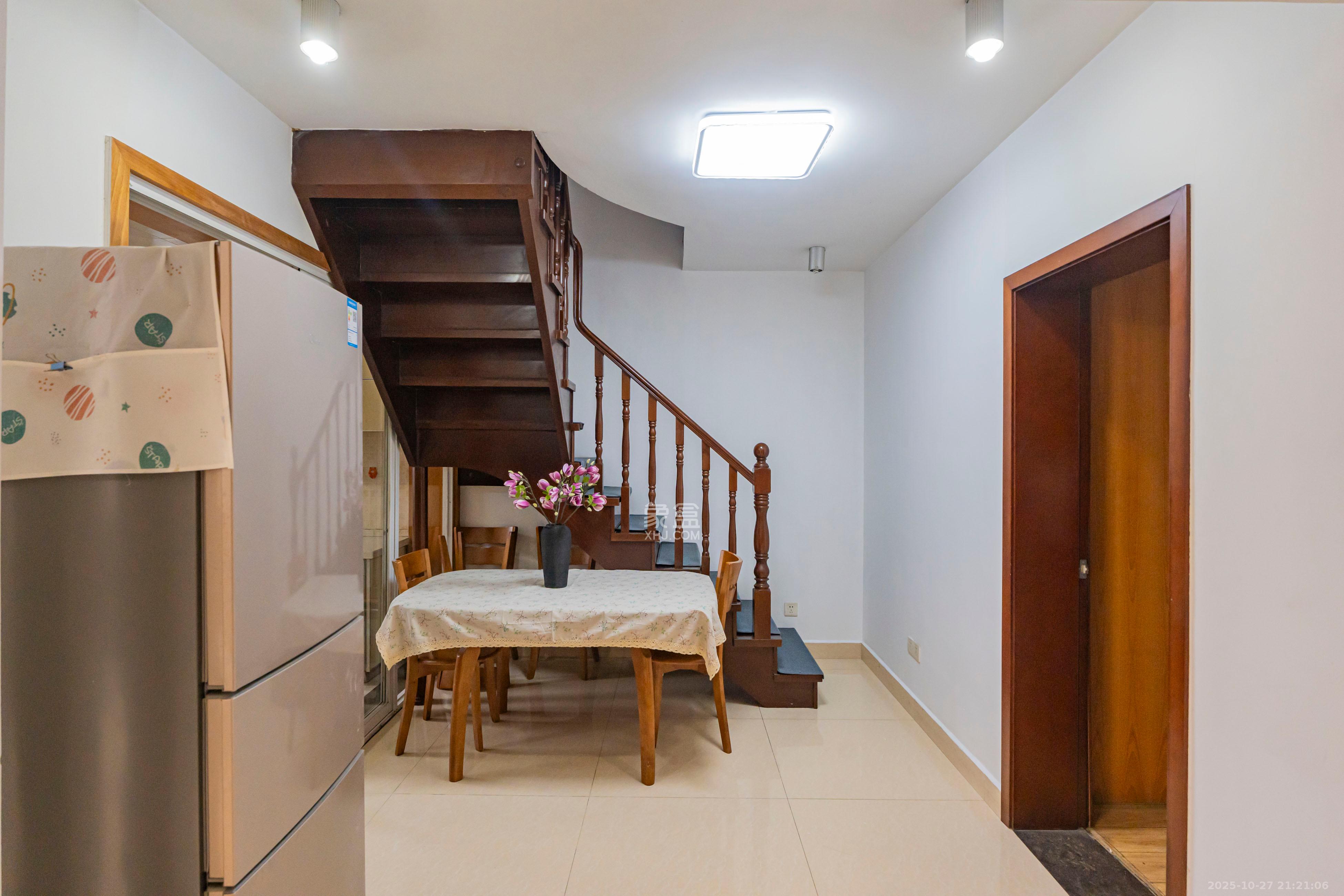 聚英阁  4室2厅2卫    86.0万客厅