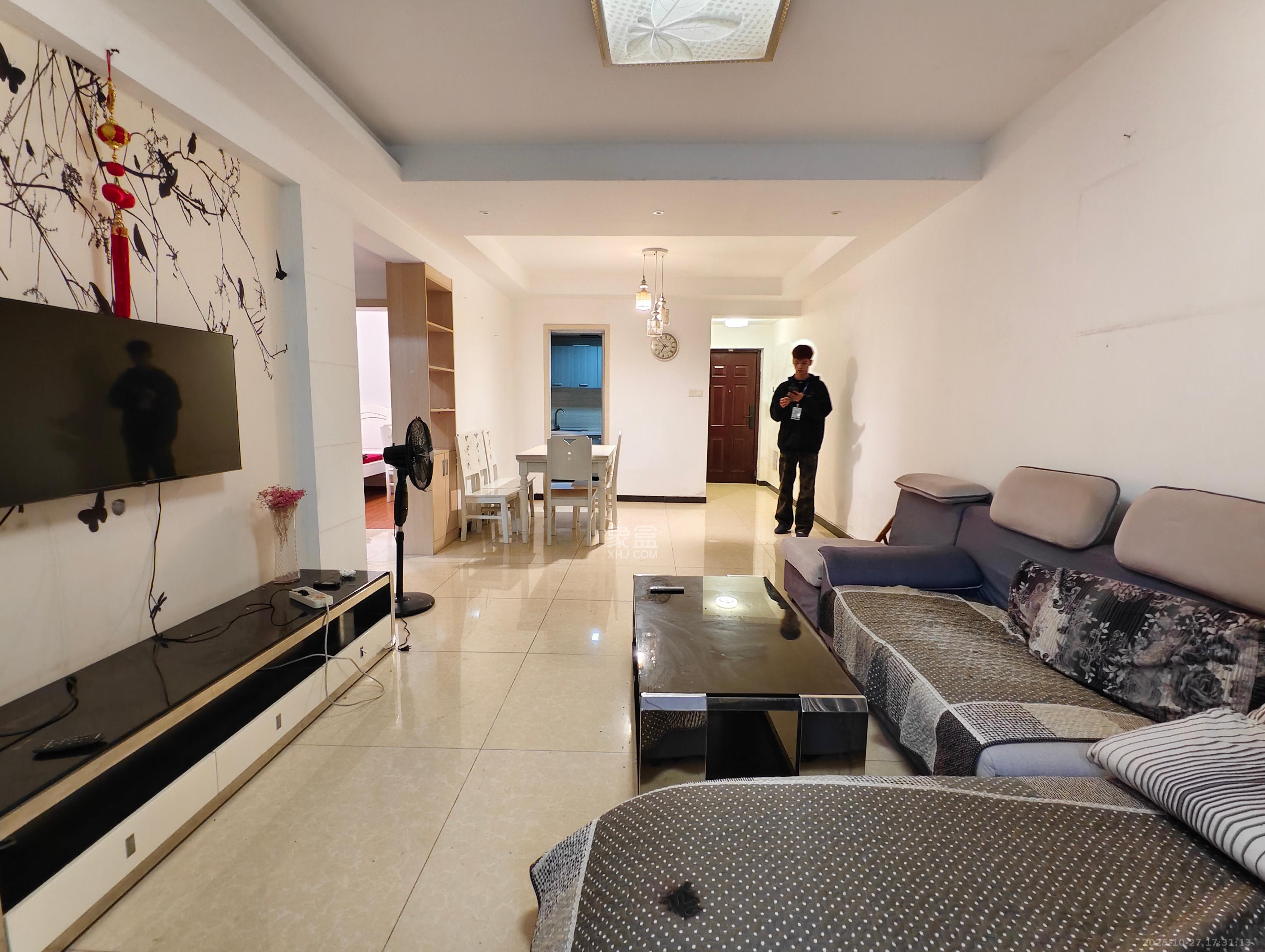 华润凤凰城三期  2室2厅1卫    1800.0元/月 华润凤凰城三期  2室2厅1卫    1800.0元/月室内图