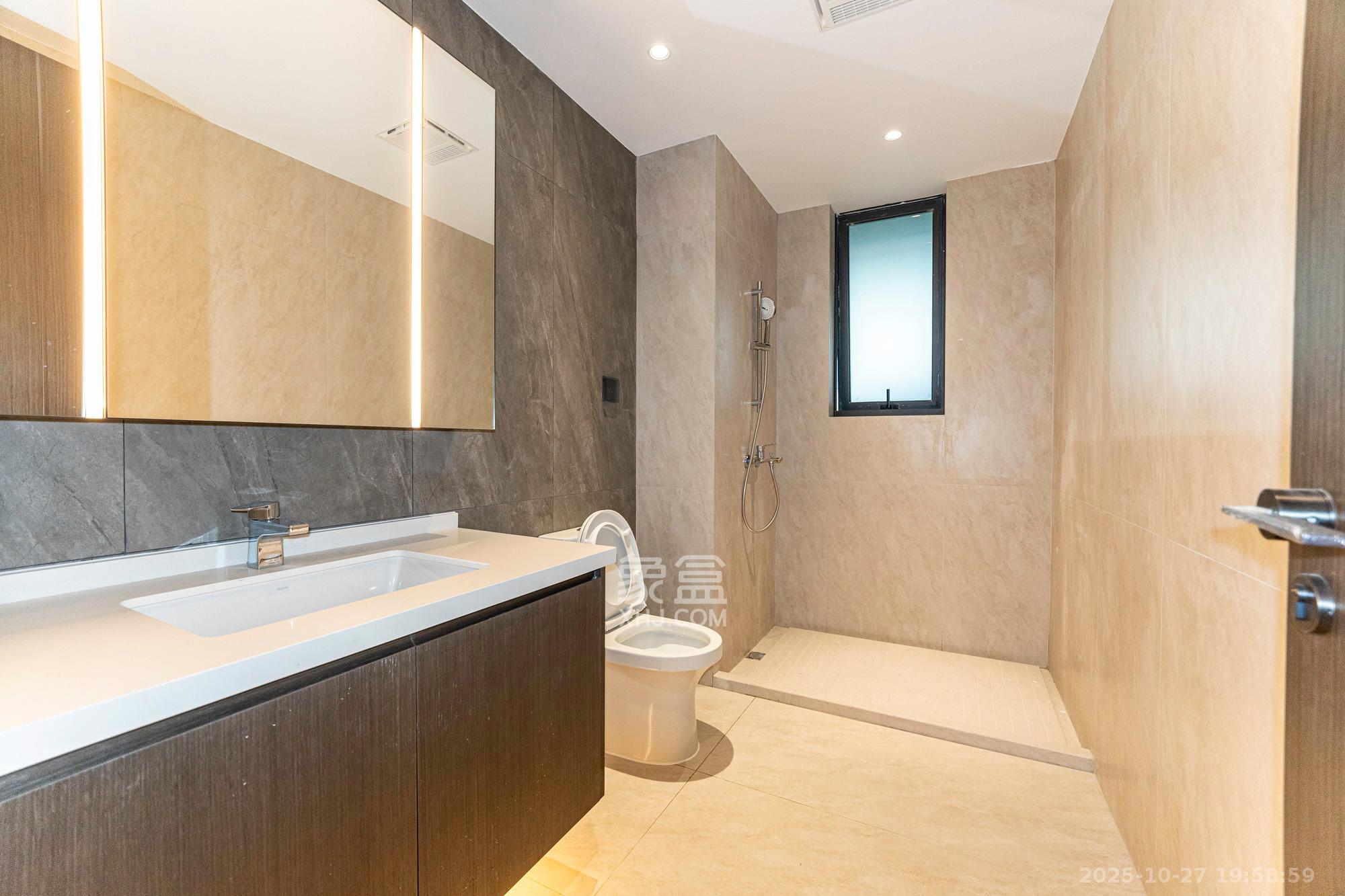 万科松湖天地  4室2厅4卫    338.0万 万科松湖天地  4室2厅4卫    338.0万卫生间