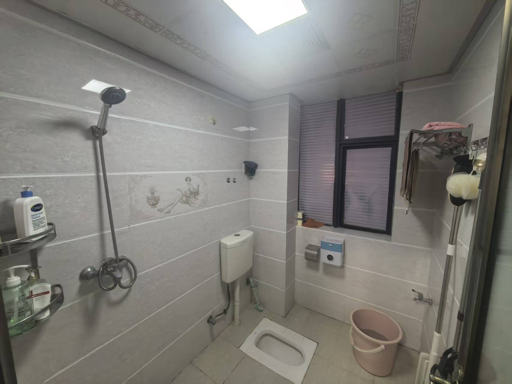 逸臣中央  2室1厅1卫    1800.0元/月室内图