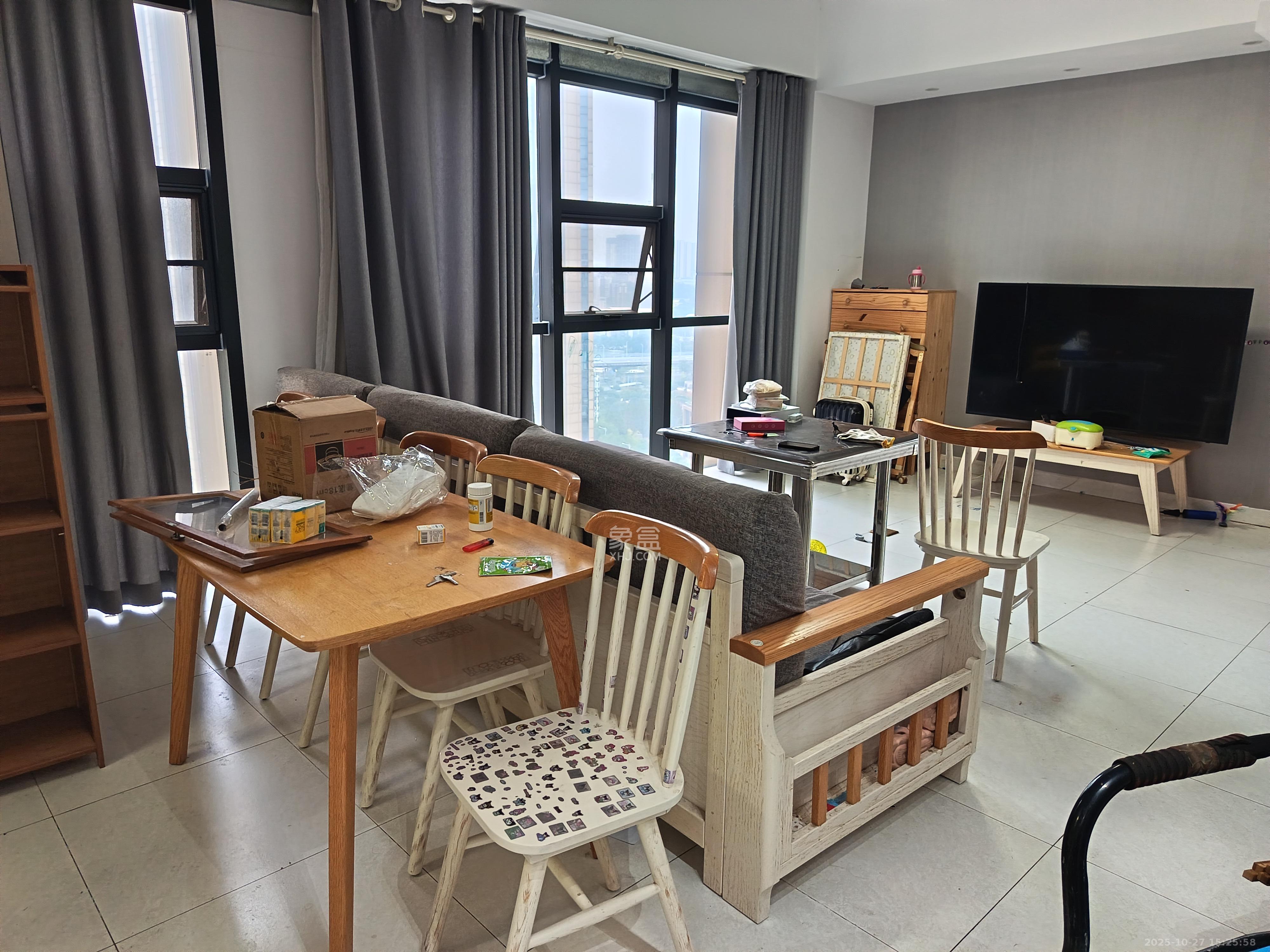 万坤图财富广场  3室2厅1卫    6000.0元/月室内图1