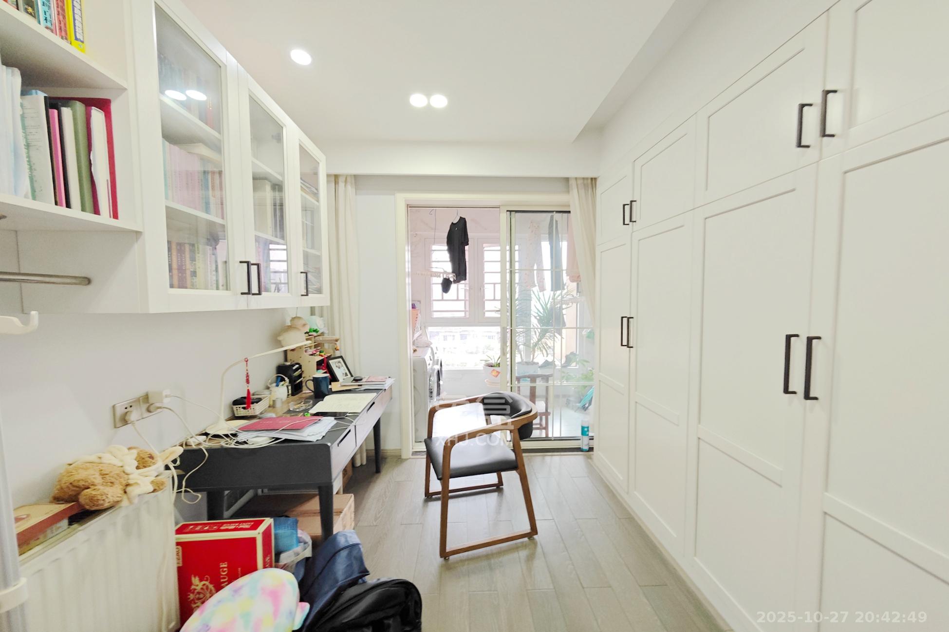 建发中央悦府  3室2厅2卫    180.0万卧室