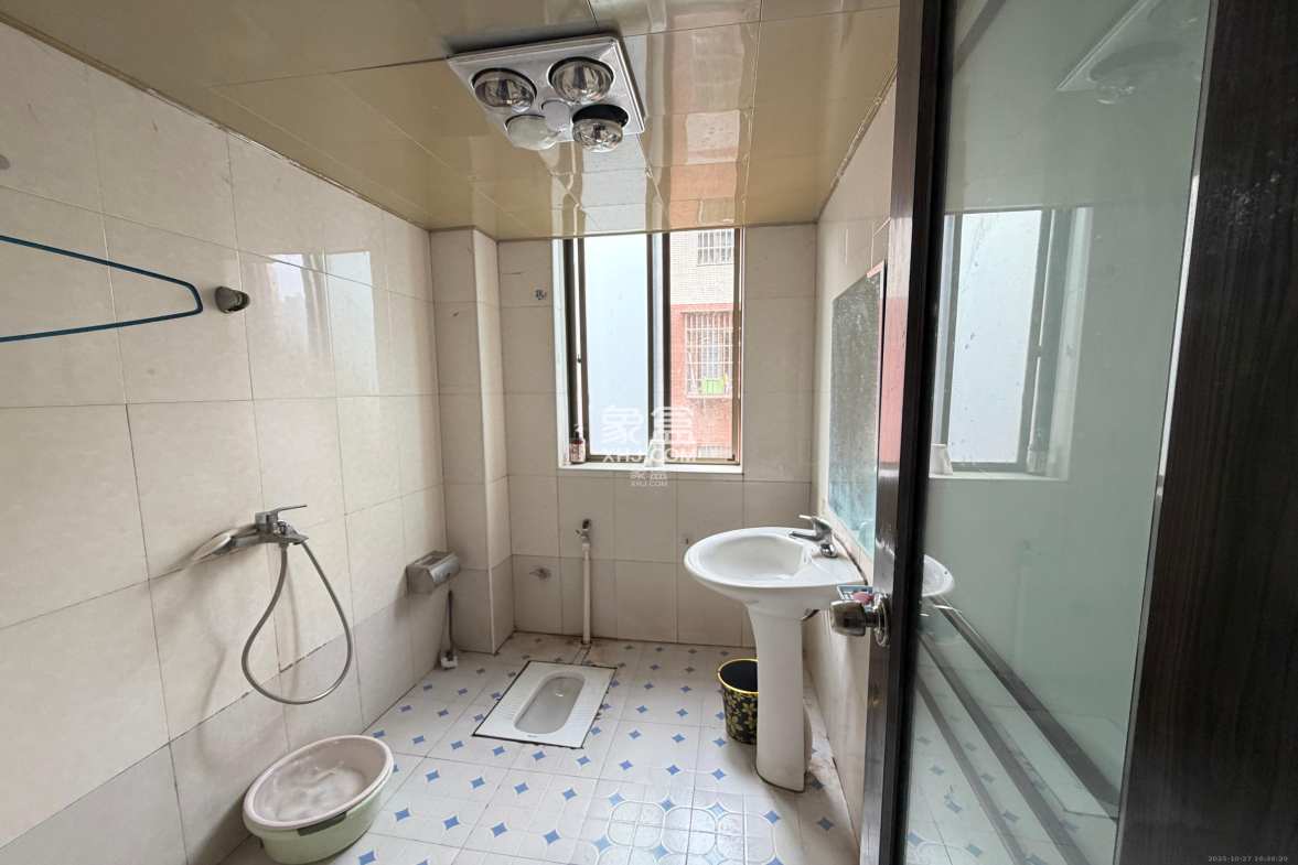 莲湖汽配城  4室2厅1卫    1800.0元/月 莲湖汽配城  4室2厅1卫    1800.0元/月室内图