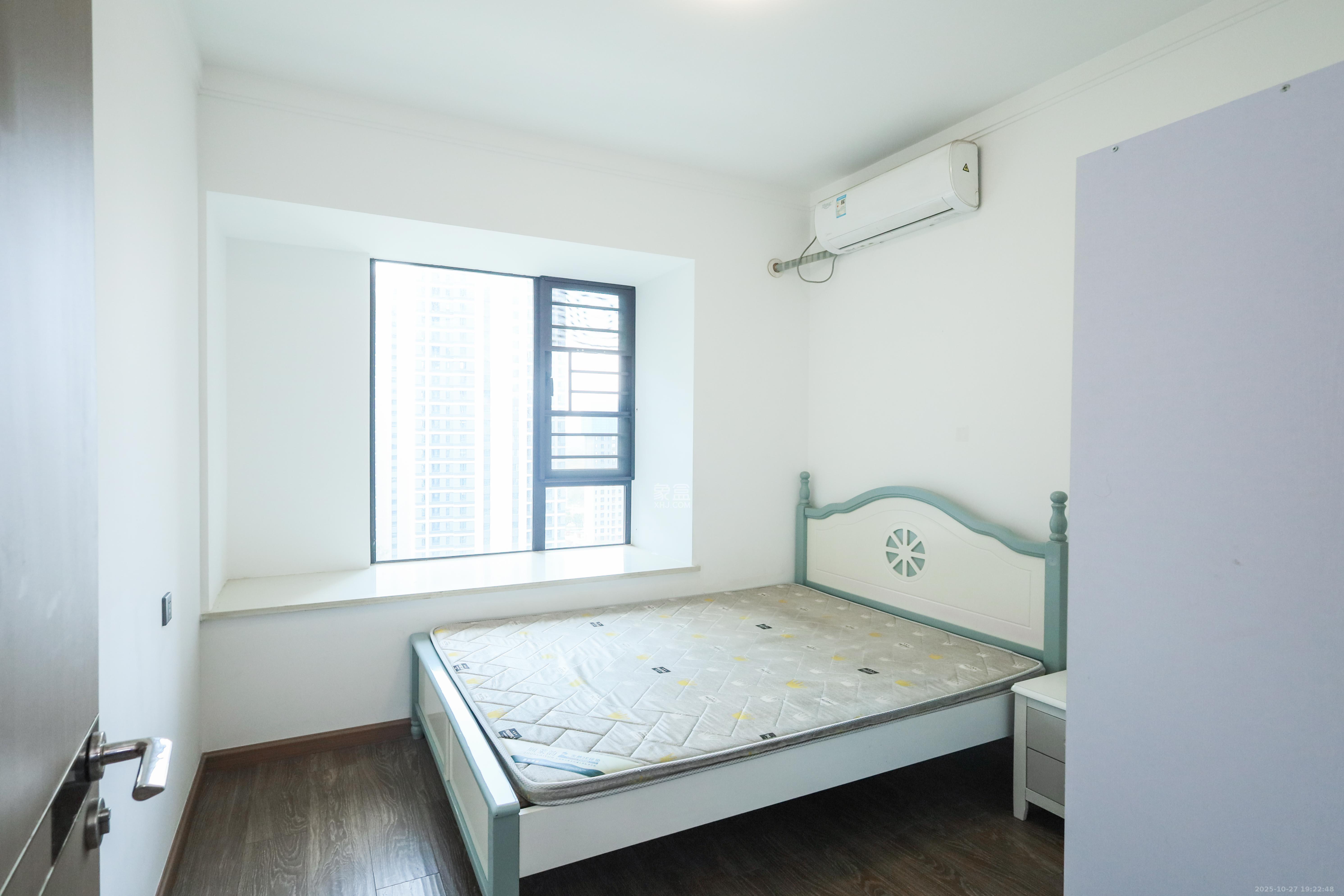 招商华发依云曦城  4室2厅2卫    168.0万卧室