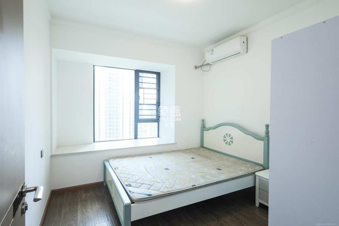 招商华发依云曦城 4室2厅2卫 168.0万 招商华发依云曦城 4室2厅2卫 168.0万卧室