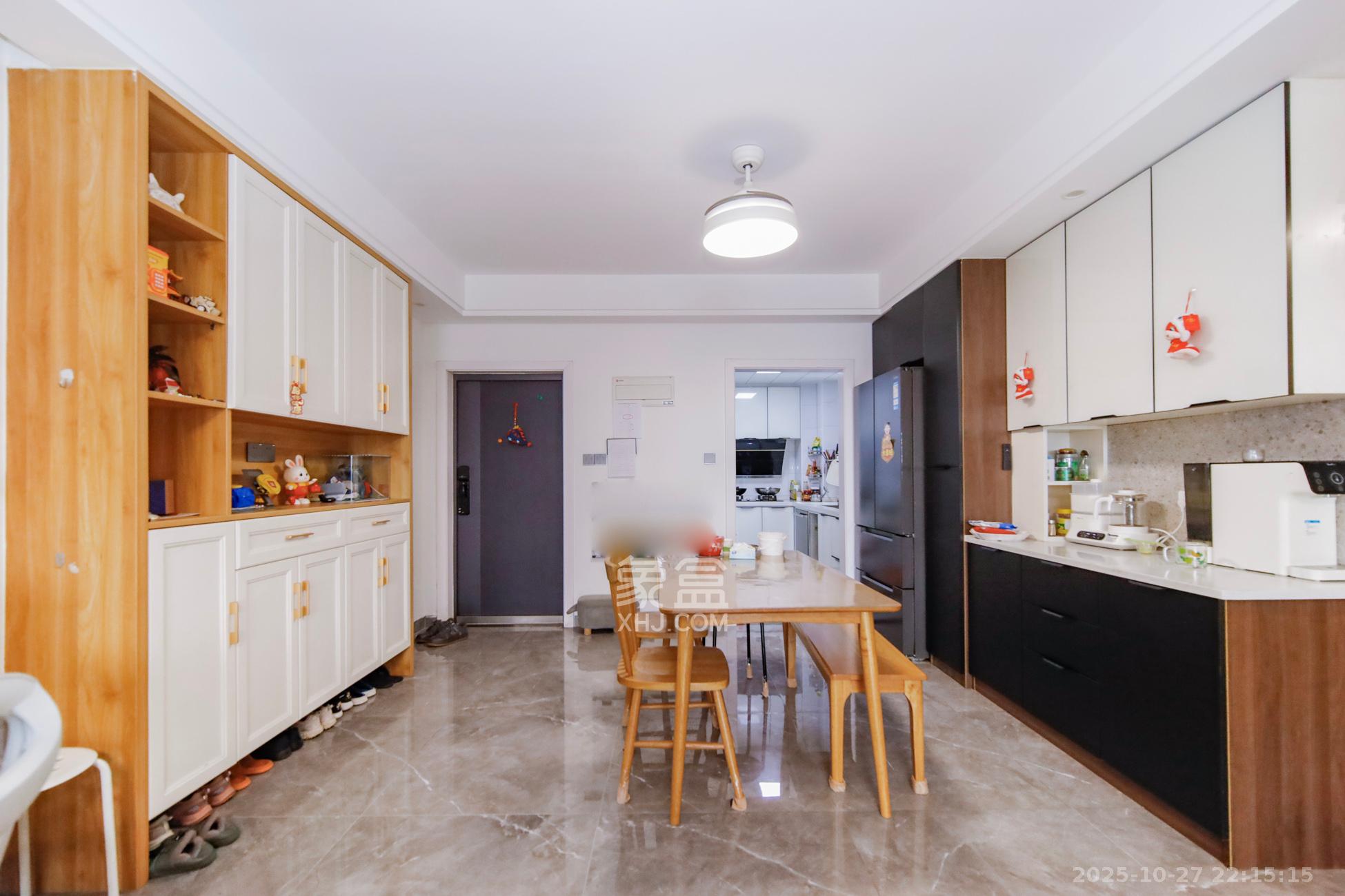 鑫苑木莲世家  3室2厅2卫    130.0万客厅