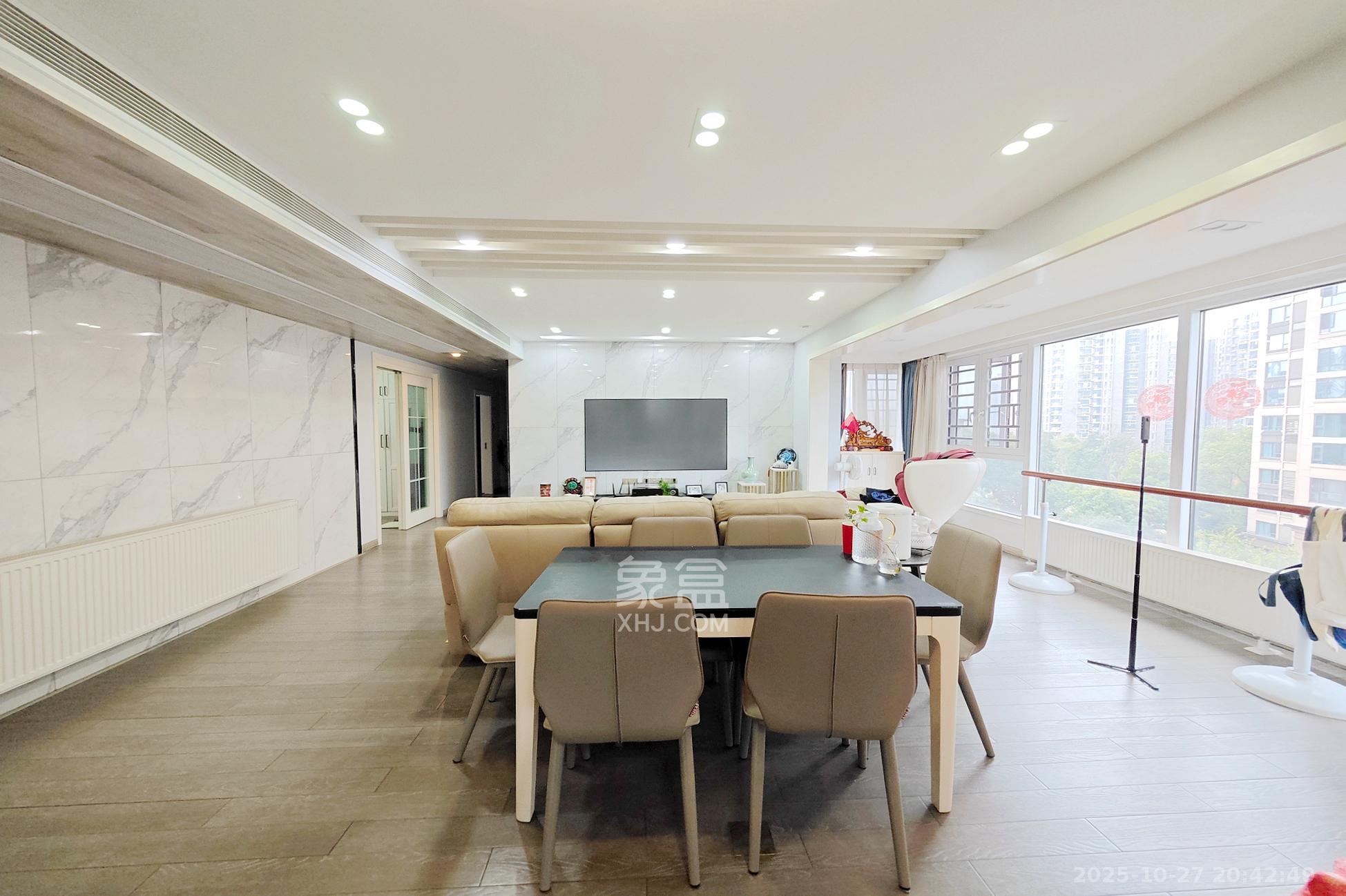 建发中央悦府  3室2厅2卫    180.0万客厅