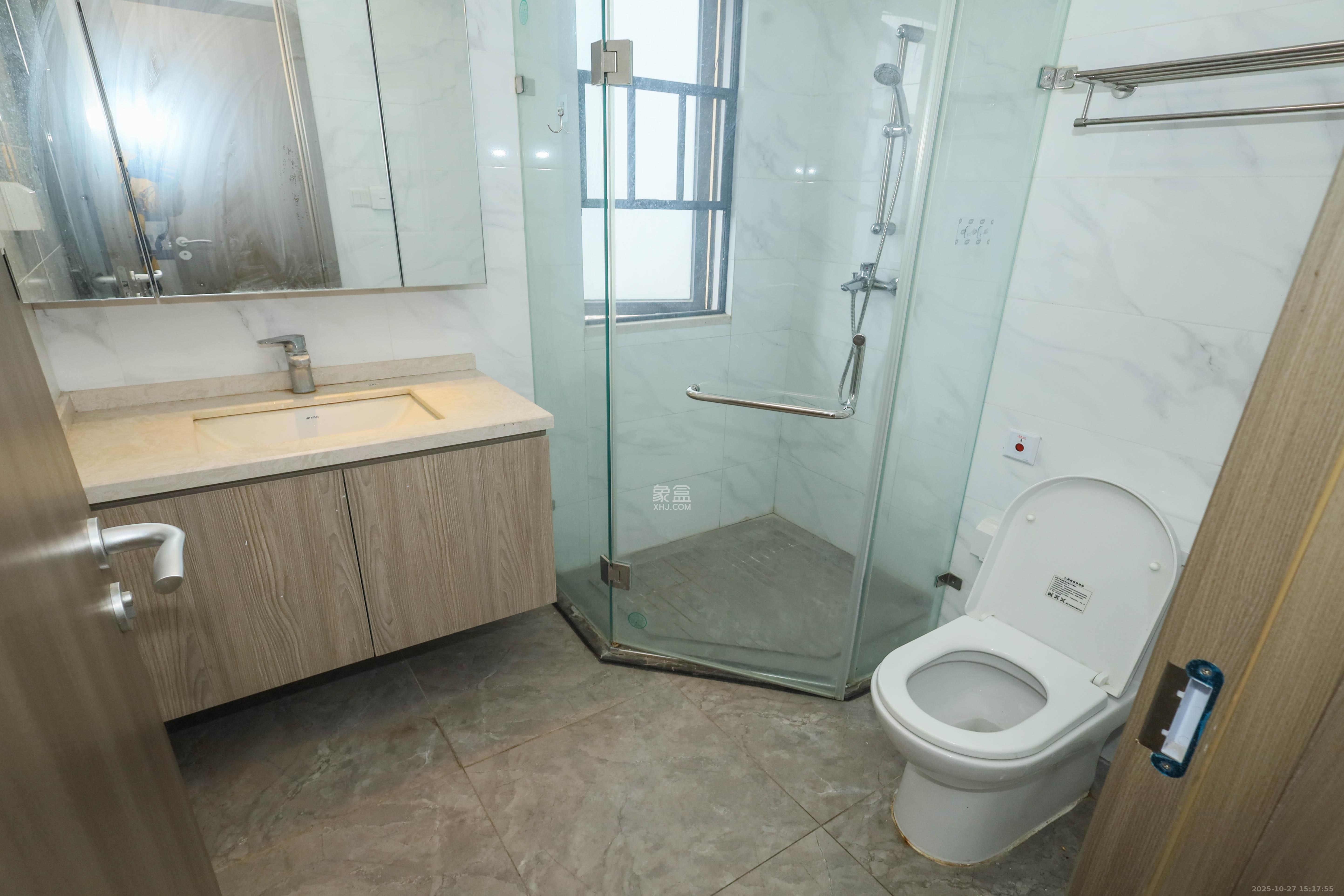 越秀亲爱里 4室2厅2卫 140.0万 越秀亲爱里 4室2厅2卫 140.0万卫生间