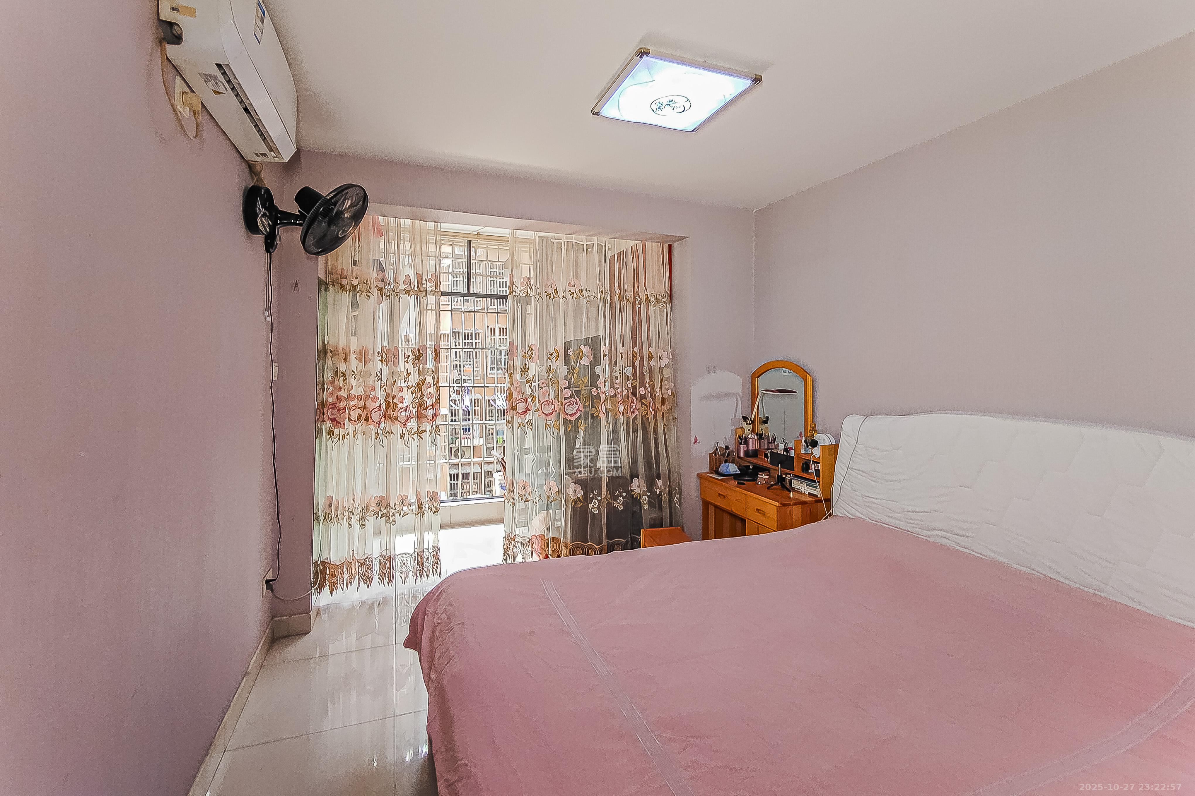 开发公司宿舍  1室1厅1卫    55.0万卧室